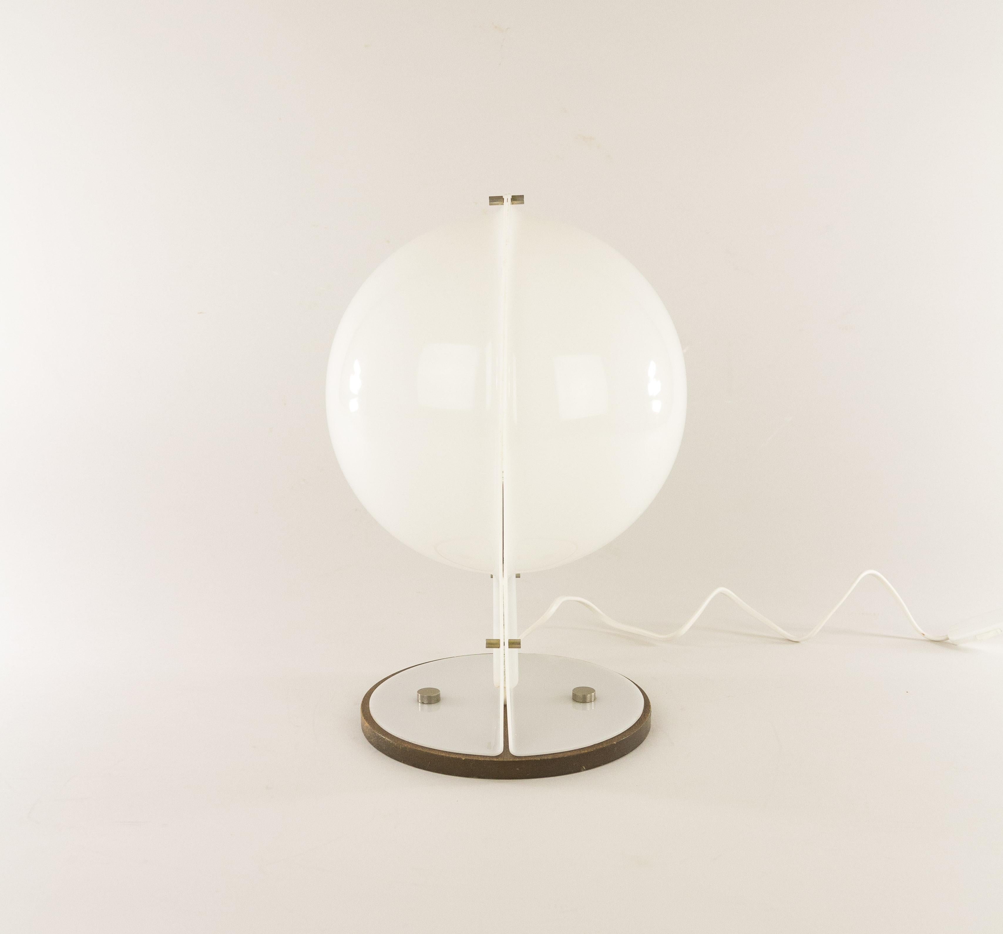 White table lamp from probably Italy and made in the 1970s. The piece is made of two white half-spheres in molded plastic that are connected by small decorative elements.

This lamp resembles the Sirio table lamp that is designed by Sergio