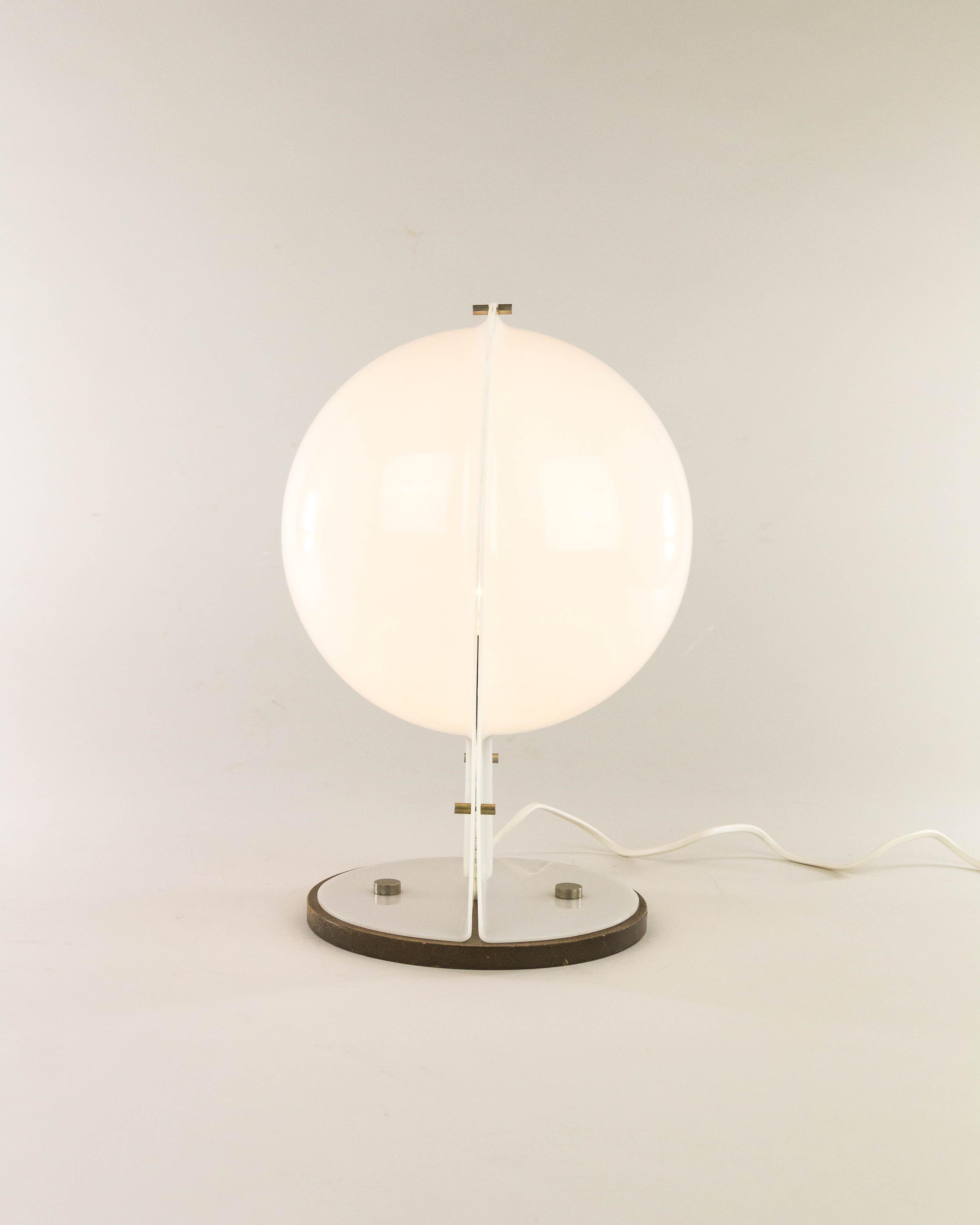 Mid-Century Modern White Table Lamp Made of Two Molded Plastic Half-Spheres, 1970s For Sale