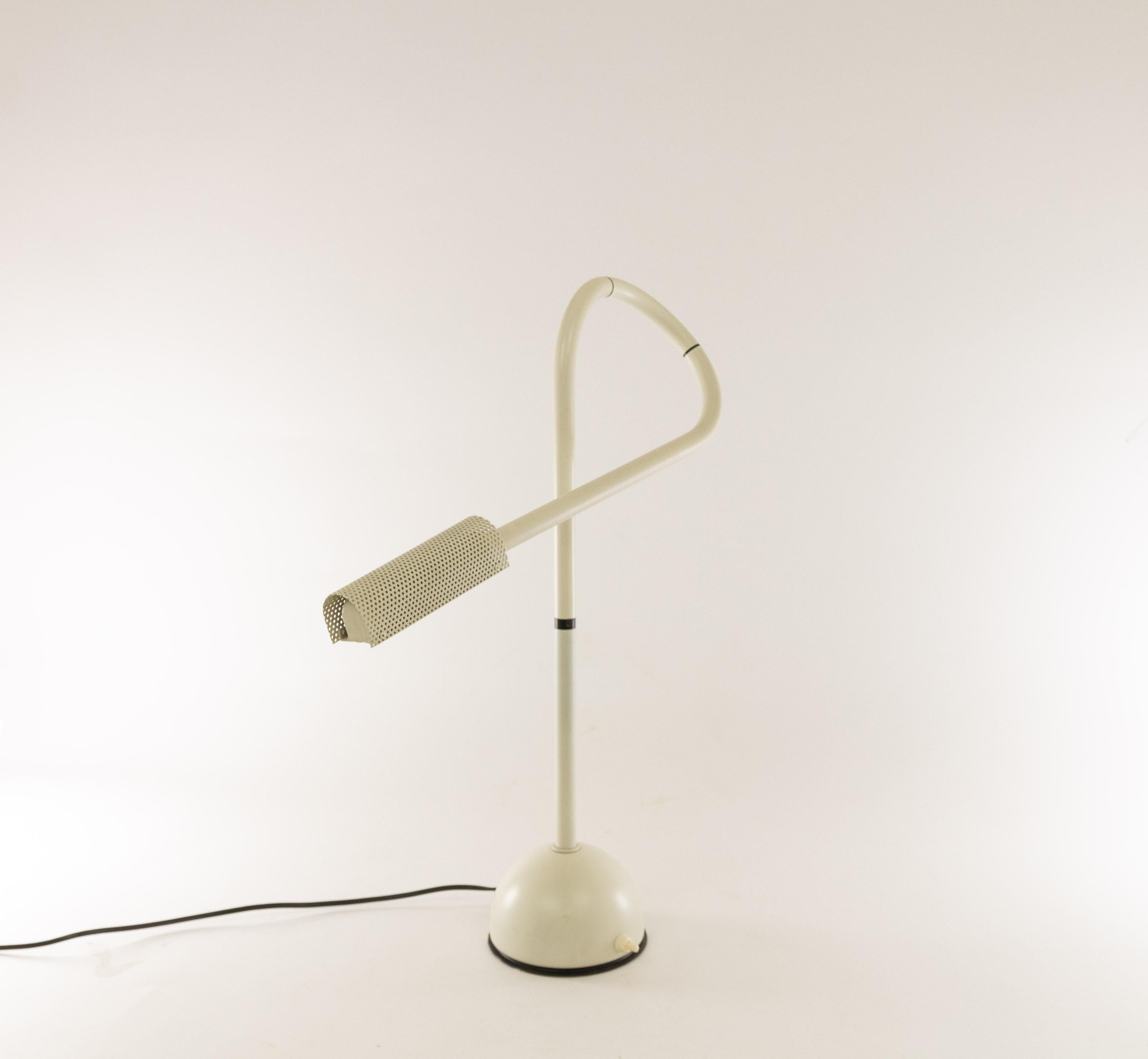 Lampe de table Stringa créée par le designer néerlandais Hans Ansems et fabriquée par Luxo Italiana en 1982.

La structure originale et une solution technologique brillante de la lampe de table permettent une flexibilité totale et offrent une
