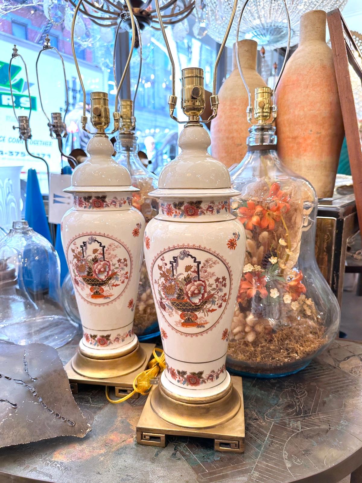 Lampes de table blanches à décor floral en vente 3