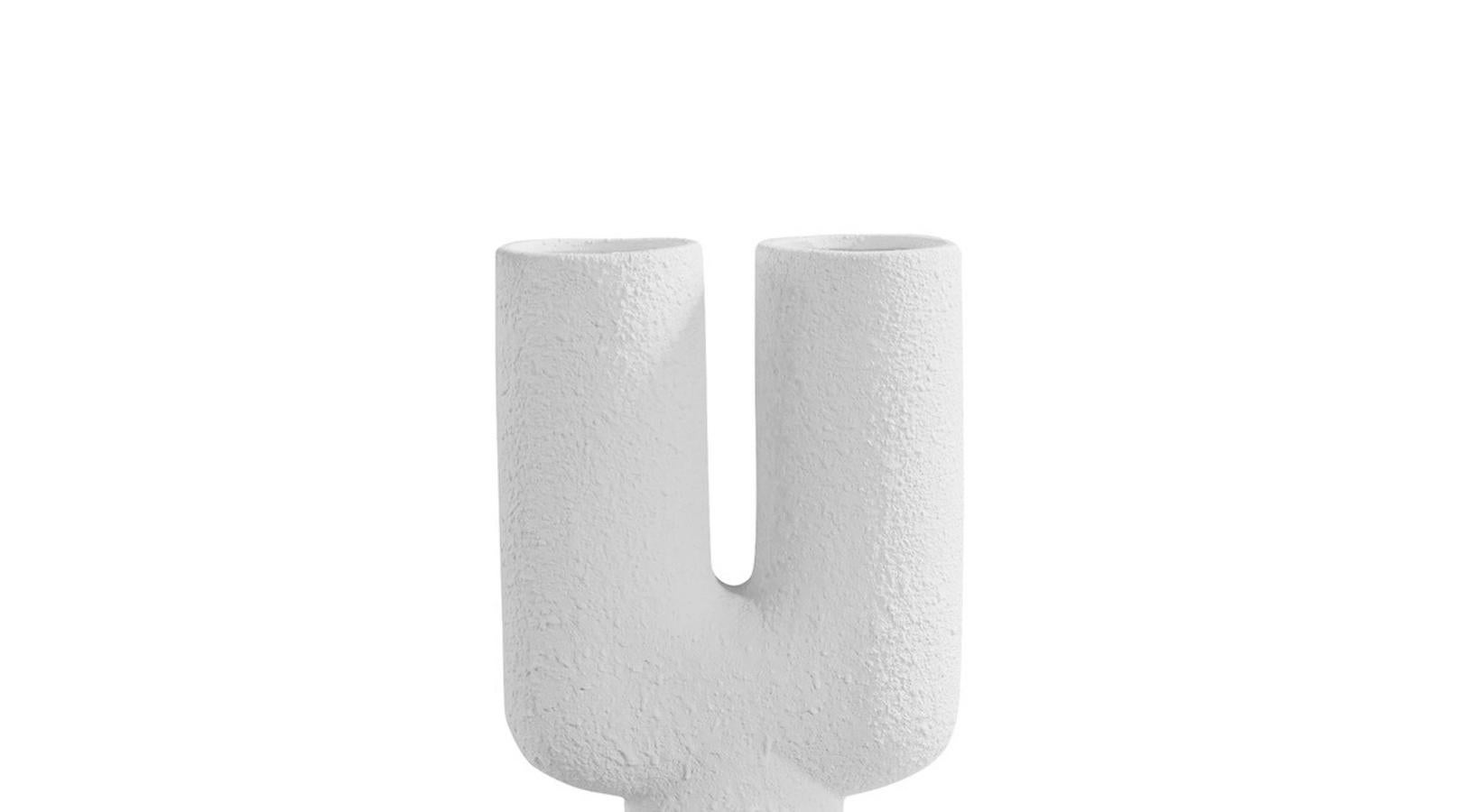 Vaso contemporaneo danese alto in ceramica bianca testurizzata con due beccucci rotondi su una base di due sfere rotonde.
Il design è molto scultoreo.
Versione più piccola disponibile S5602
Due disponibili e venduti singolarmente.

