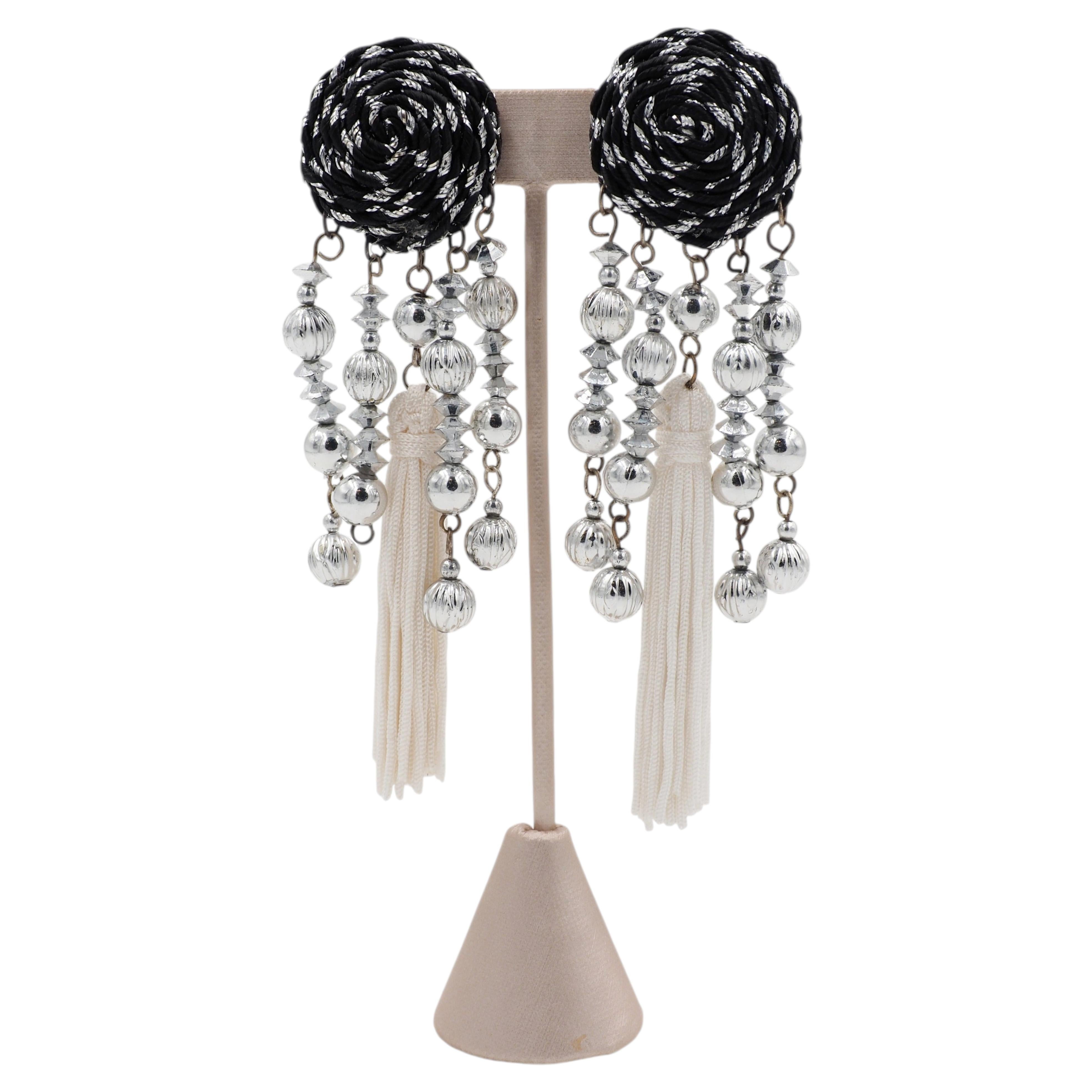 Orecchini metallici con nappe di colore bianco