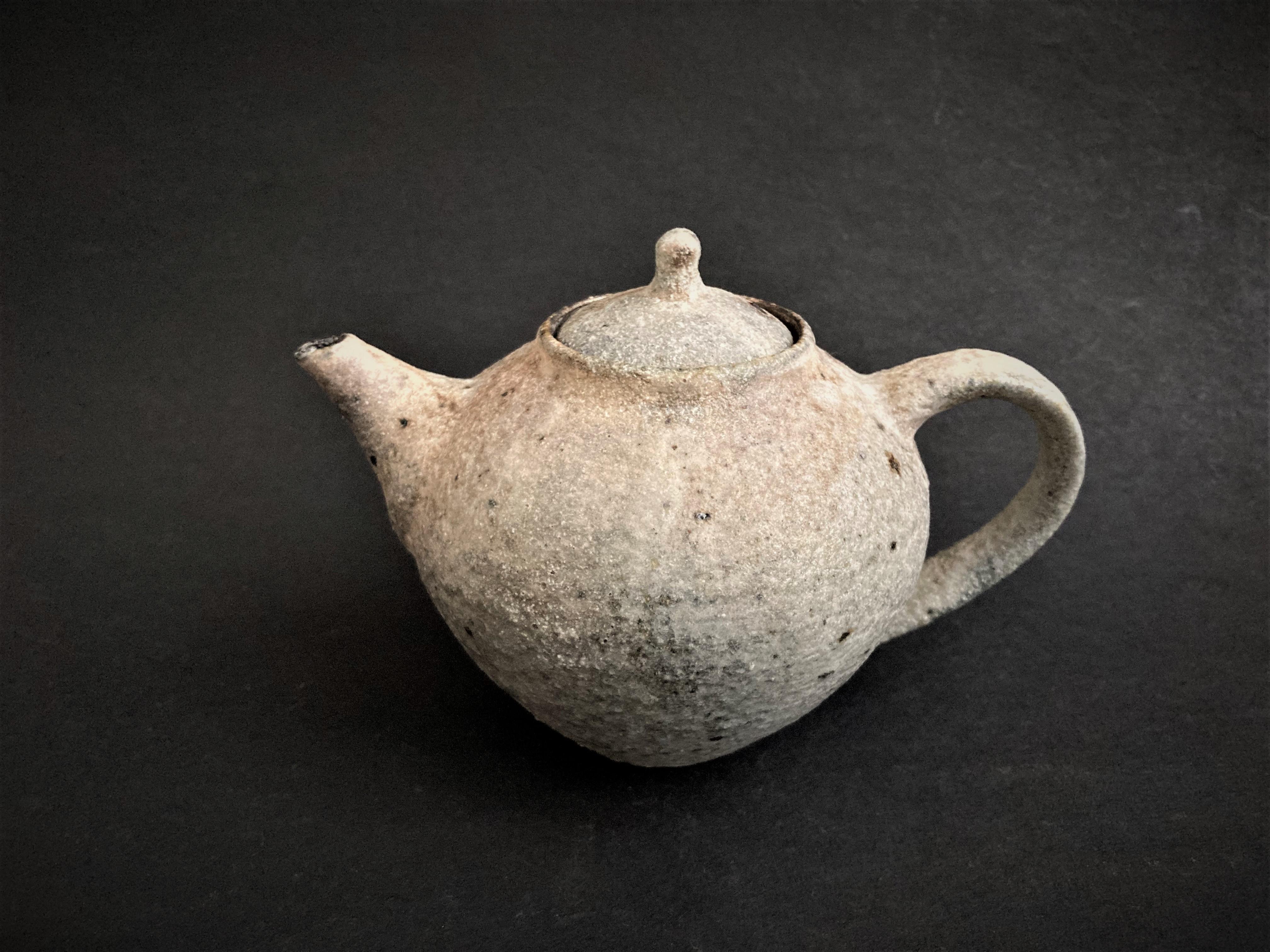 White Tea Pot by Toru Hatta
Unique Piece
Dimensions: Diameter 11 x H 12.5 cm
Material: Handmade Ceramic. 


Holds up to 600ml. 


Toru Hatta was both in Kanazawa in 1977. His love of antiques and old wares lends influence to his ancient and