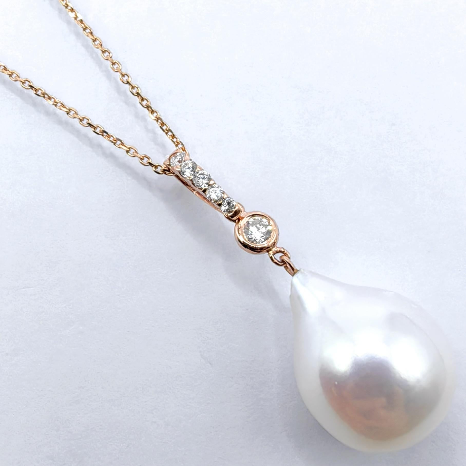 Elegante e luminoso, questo pendente barocco a goccia bianco con perle d'acqua dolce e diamanti in oro rosa 18 carati celebra l'arte dell'eleganza naturale. Il pezzo centrale, una perla barocca d'acqua dolce coltivata da 12,15 carati, risplende di