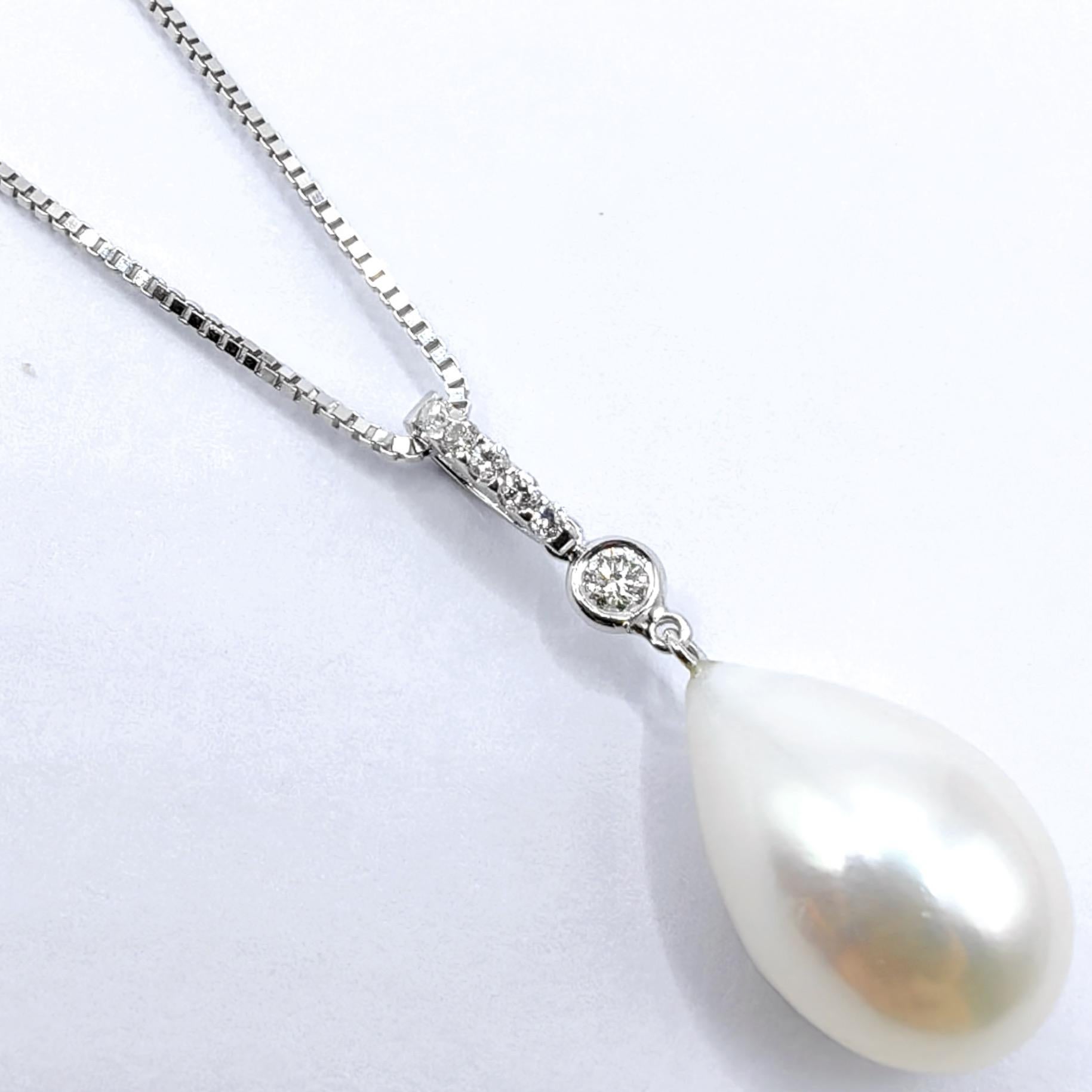 Un pezzo nato da una tranquilla eleganza, questo pendente barocco a goccia bianco con perle d'acqua dolce e diamanti in oro bianco 18 carati è un'ode alla raffinatezza senza tempo. Il cuore è costituito da una perla barocca d'acqua dolce coltivata