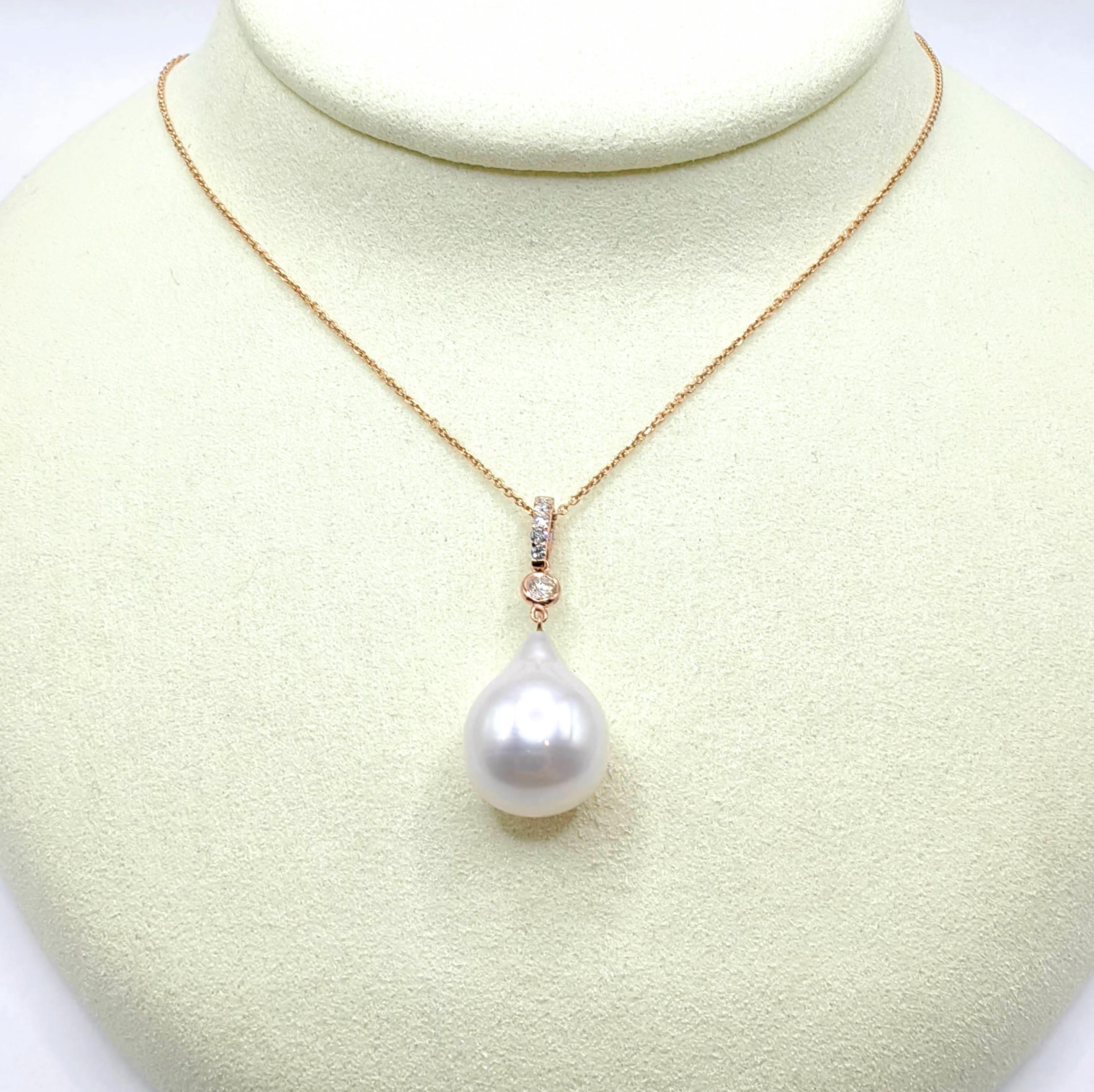 Taglio rotondo Ciondolo barocco a goccia bianco con perla e diamante in oro bianco 18 carati in vendita