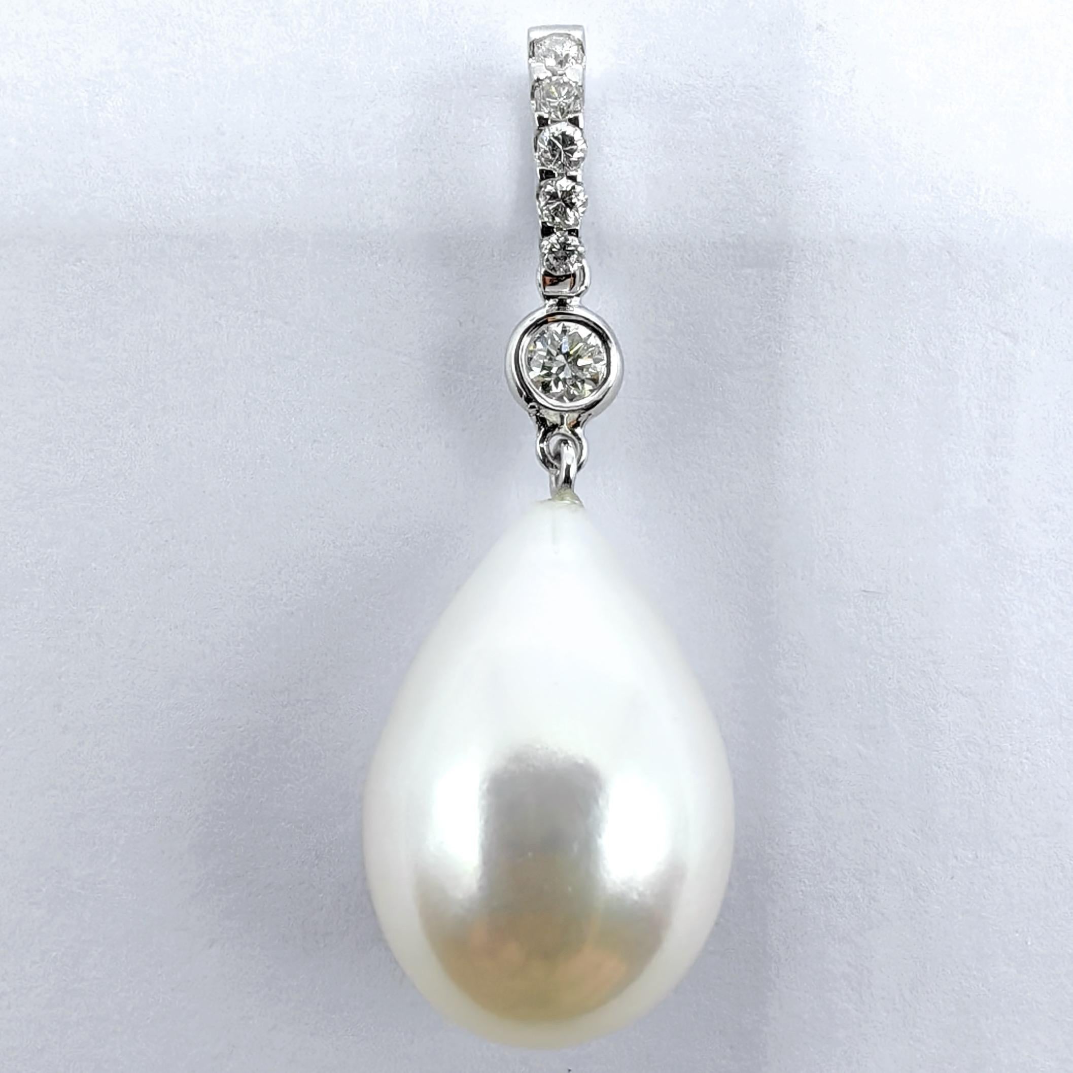 Ciondolo barocco a goccia bianco con perla e diamante in oro bianco 18 carati In condizioni Nuovo in vendita a Wan Chai District, HK