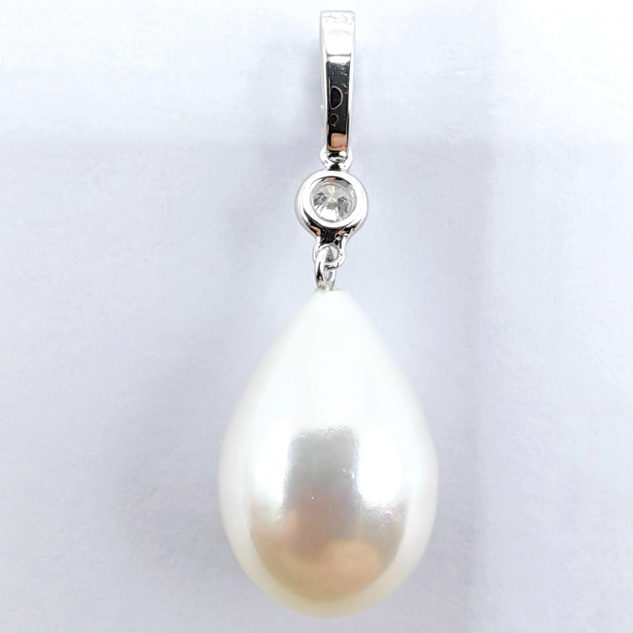 Donna Ciondolo barocco a goccia bianco con perla e diamante in oro bianco 18 carati in vendita