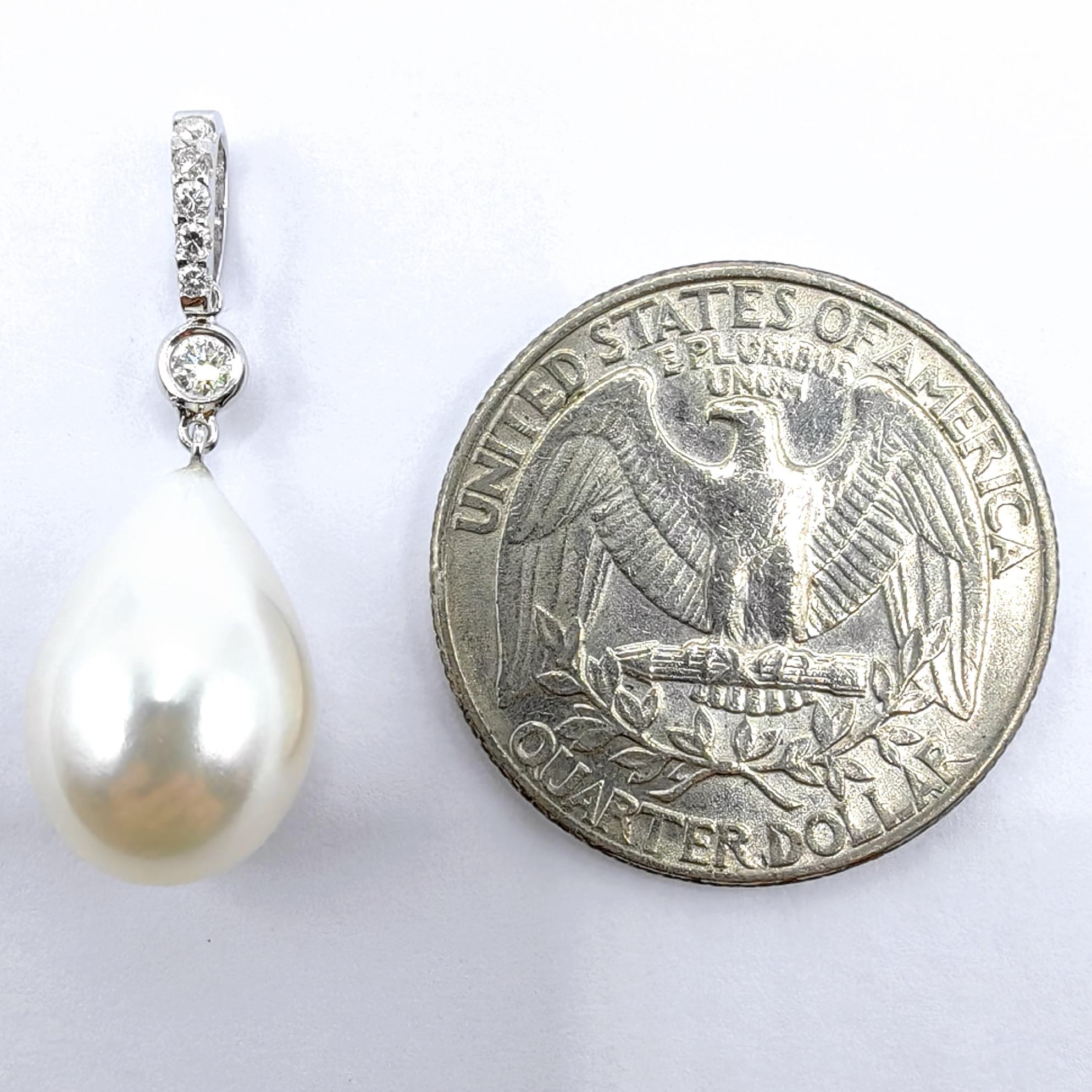 Ciondolo barocco a goccia bianco con perla e diamante in oro bianco 18 carati in vendita 1