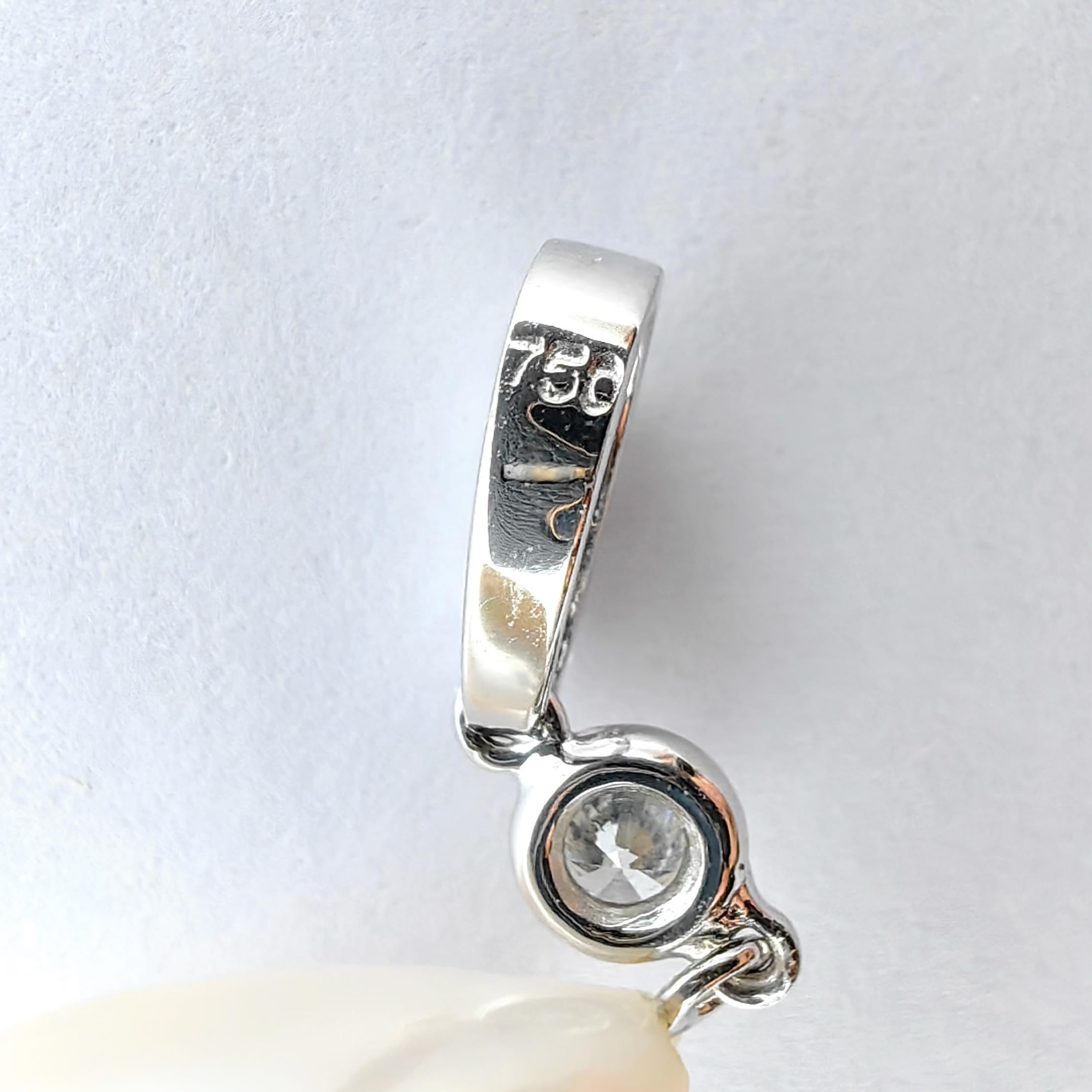 Ciondolo barocco a goccia bianco con perla e diamante in oro bianco 18 carati in vendita 2