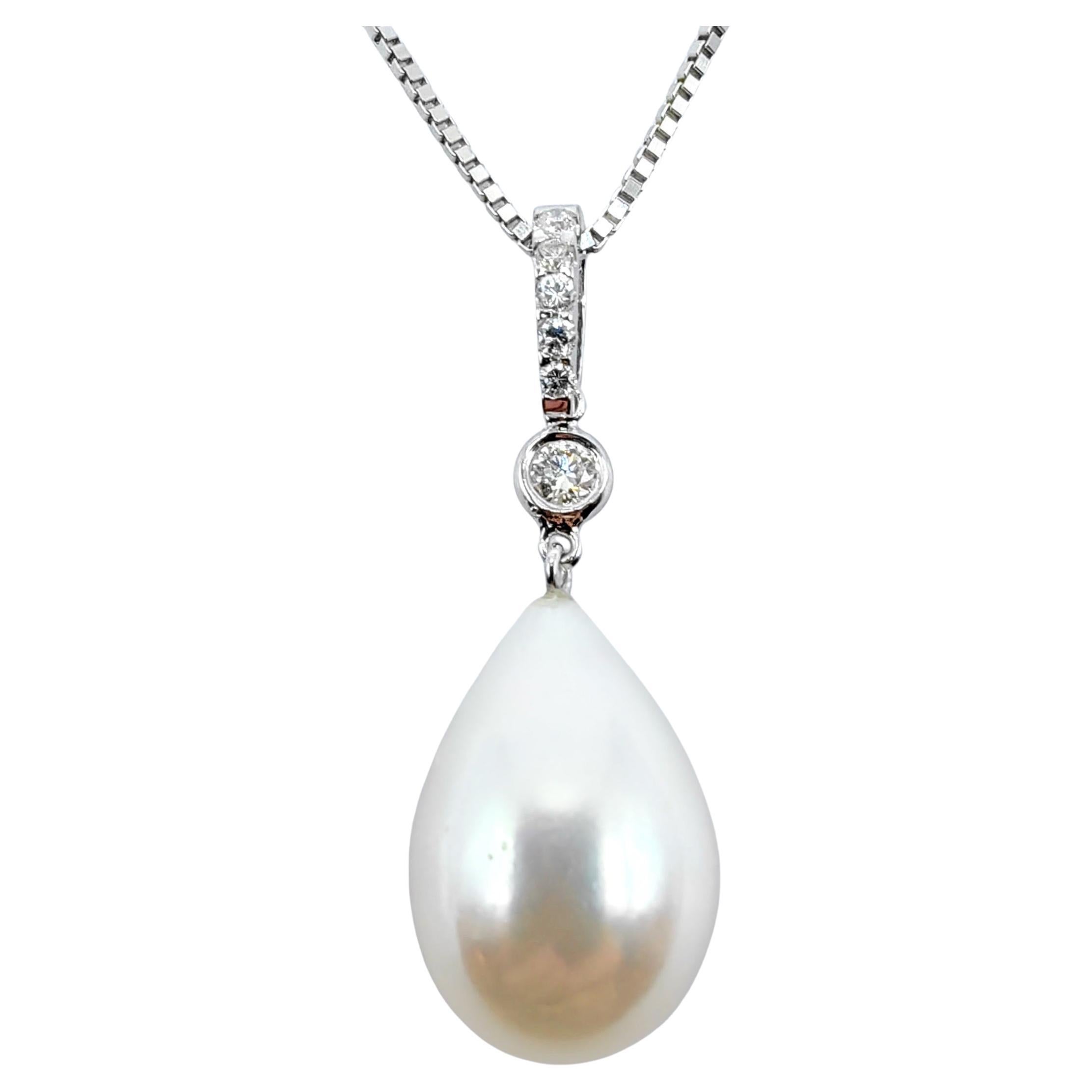 Ciondolo barocco a goccia bianco con perla e diamante in oro bianco 18 carati in vendita