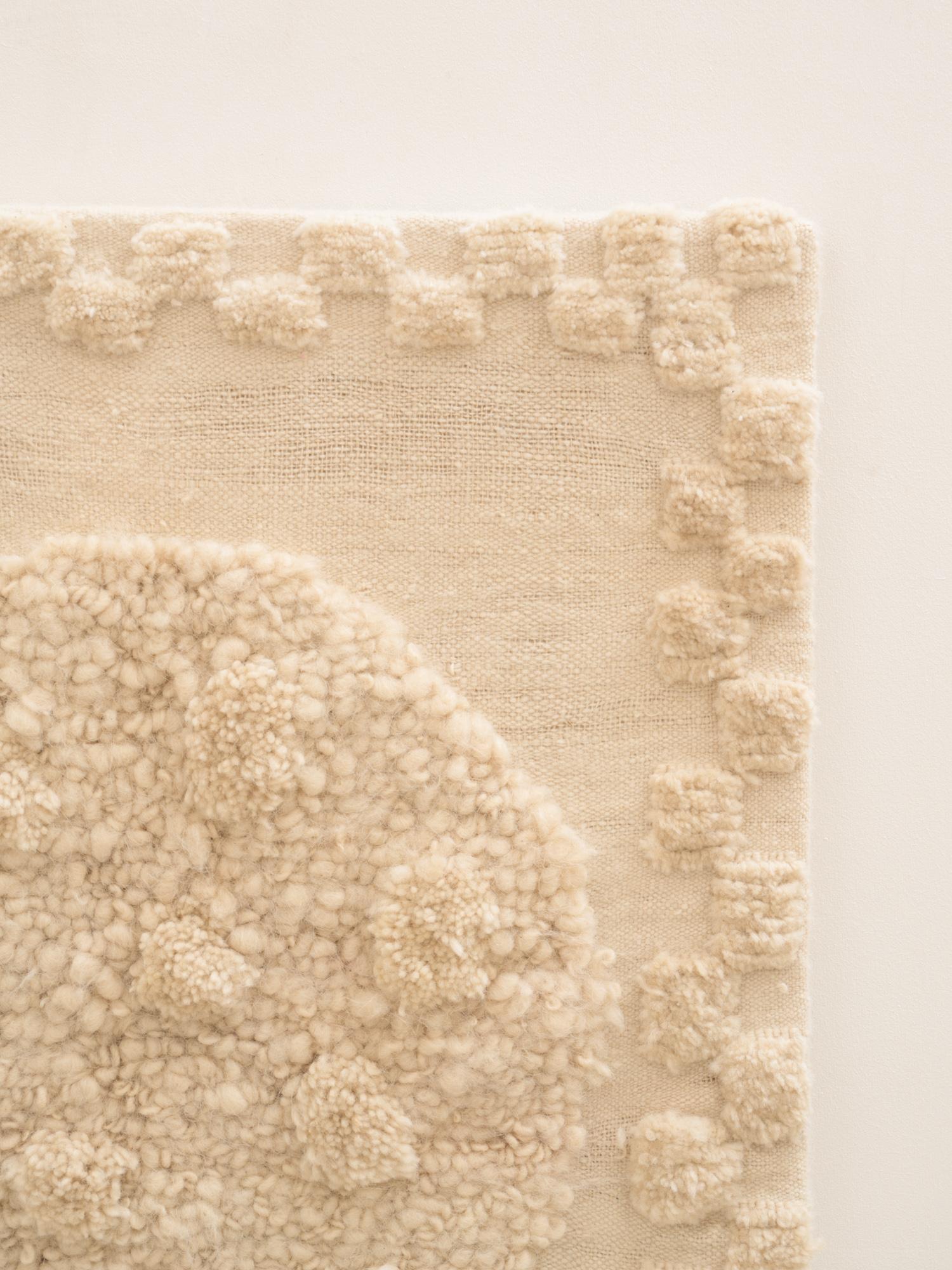 Weißes Textil-Kunstwerk, aus handgesponnener Wolle, handgefertigt im Angebot 11