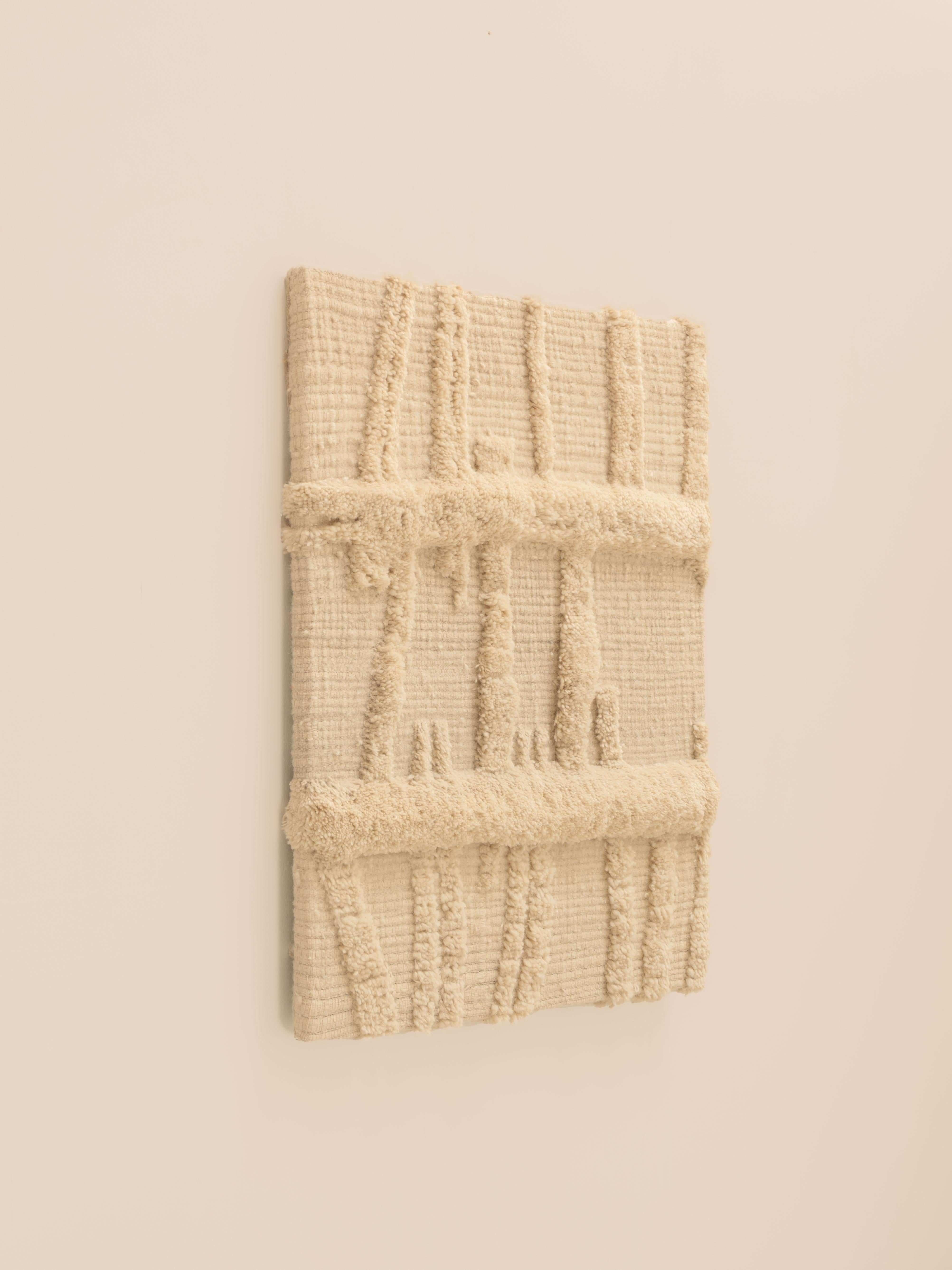 Weißes Textil-Kunstwerk, aus handgesponnener Wolle, handgefertigt (Marokkanisch) im Angebot