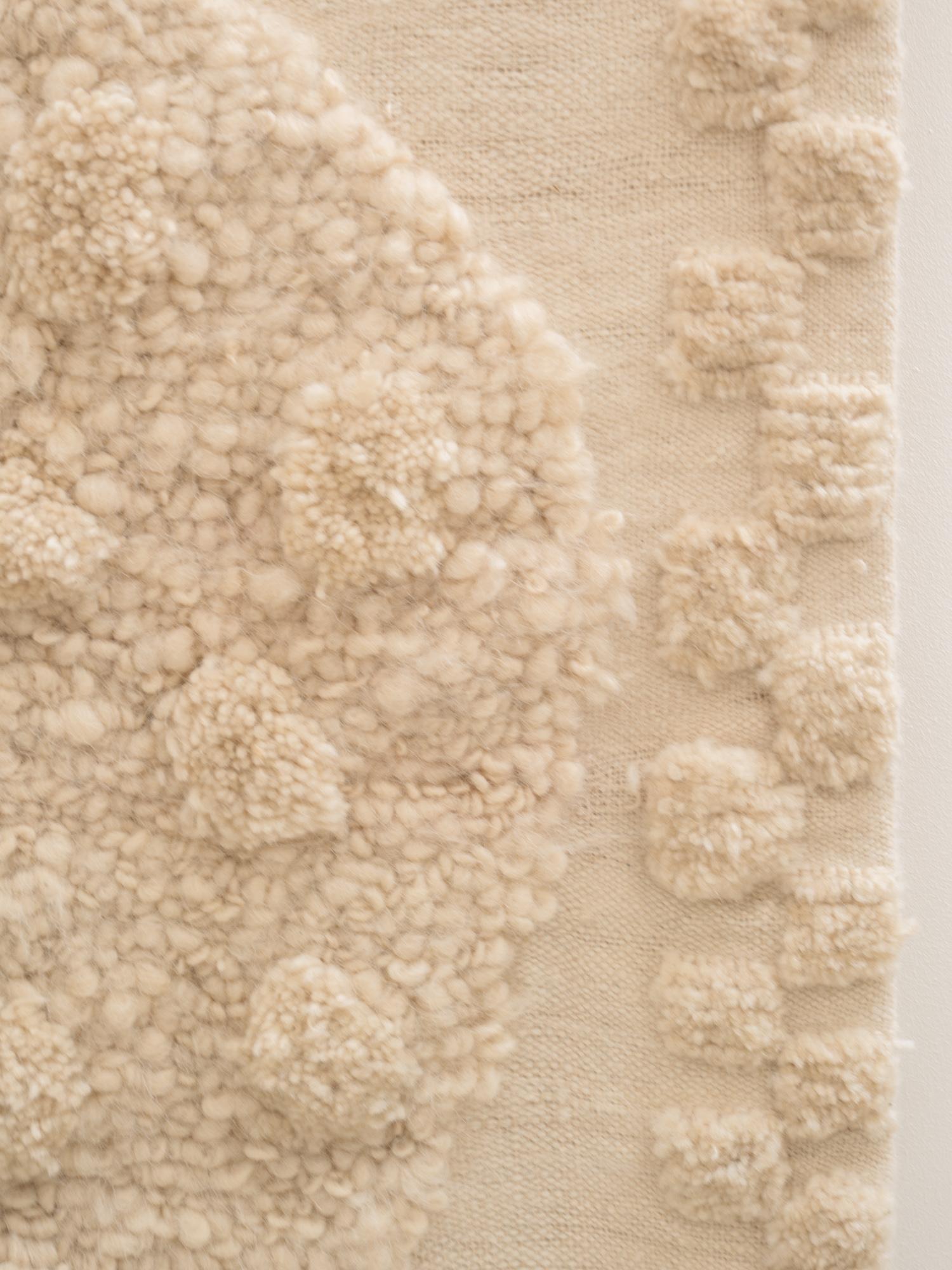 Weißes Textil-Kunstwerk, aus handgesponnener Wolle, handgefertigt (21. Jahrhundert und zeitgenössisch) im Angebot