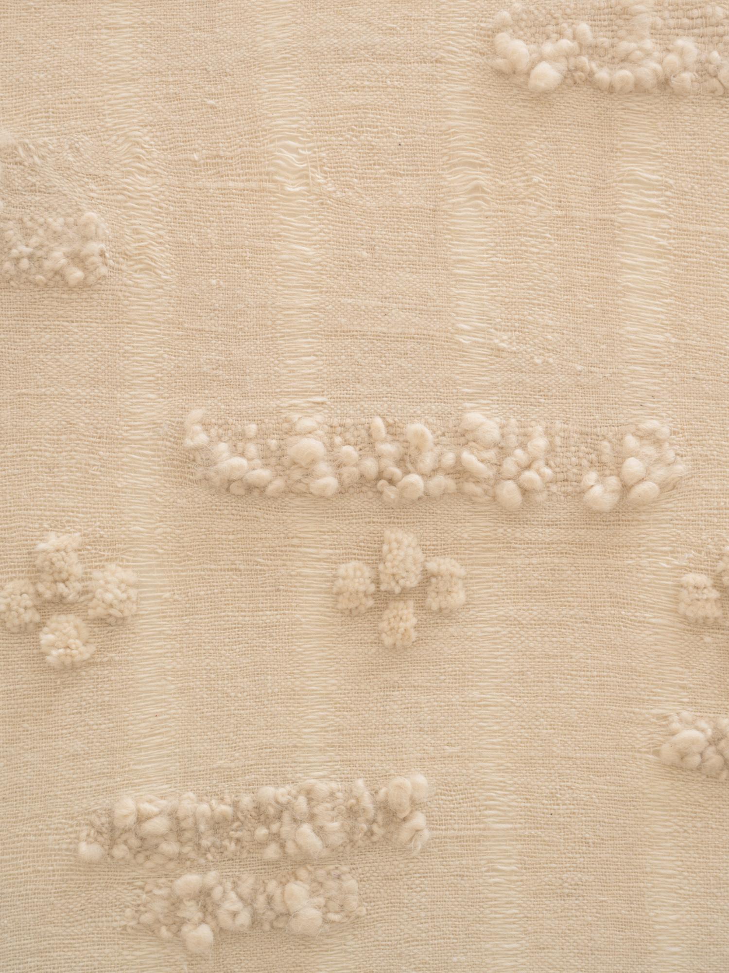 Weißes Textil-Kunstwerk, aus handgesponnener Wolle, handgefertigt im Angebot 2
