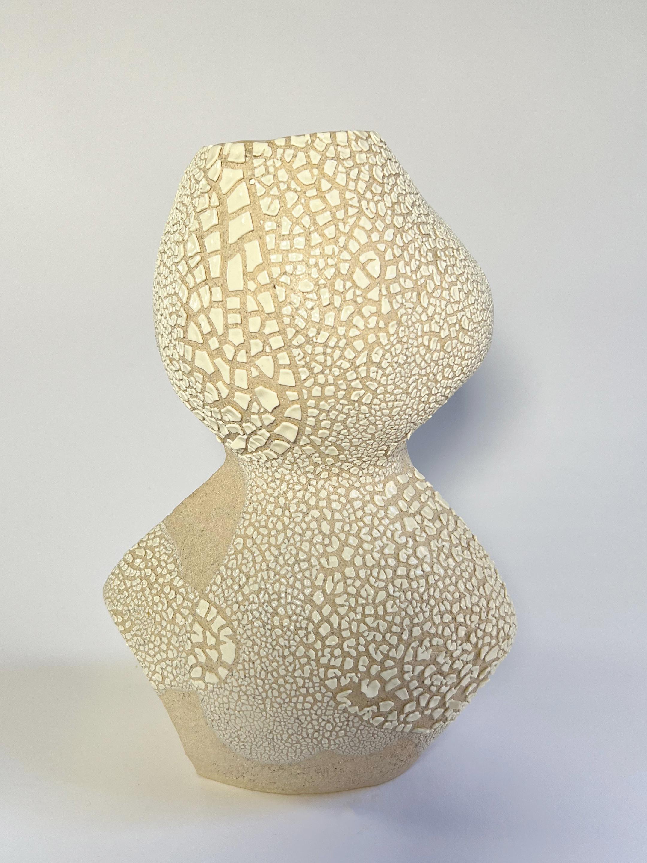 Weißes Keramikgefäß mit Textur Lost Quarry Handgefertigte moderne Vase im Angebot 3