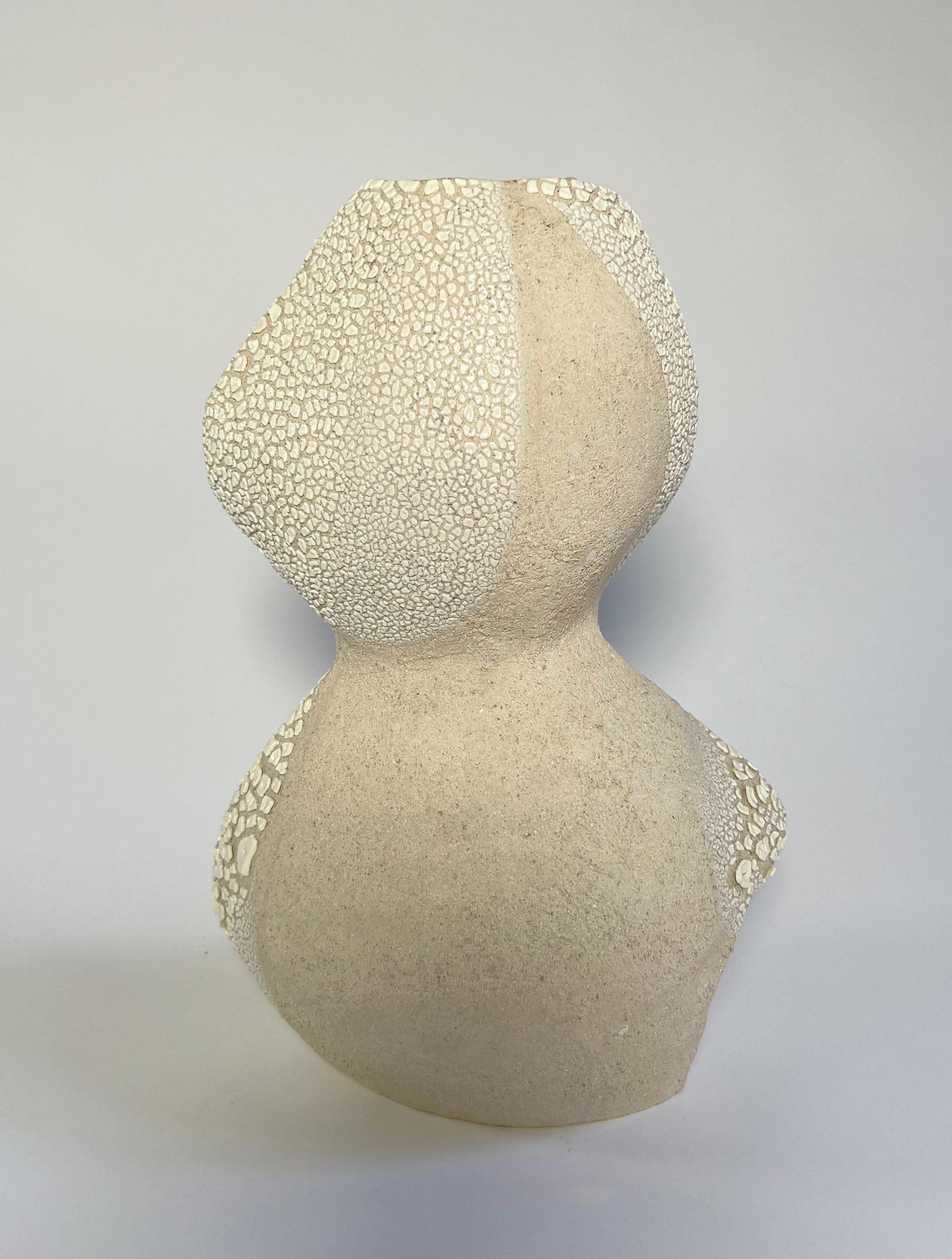 Weißes Keramikgefäß mit Textur Lost Quarry Handgefertigte moderne Vase im Angebot 4