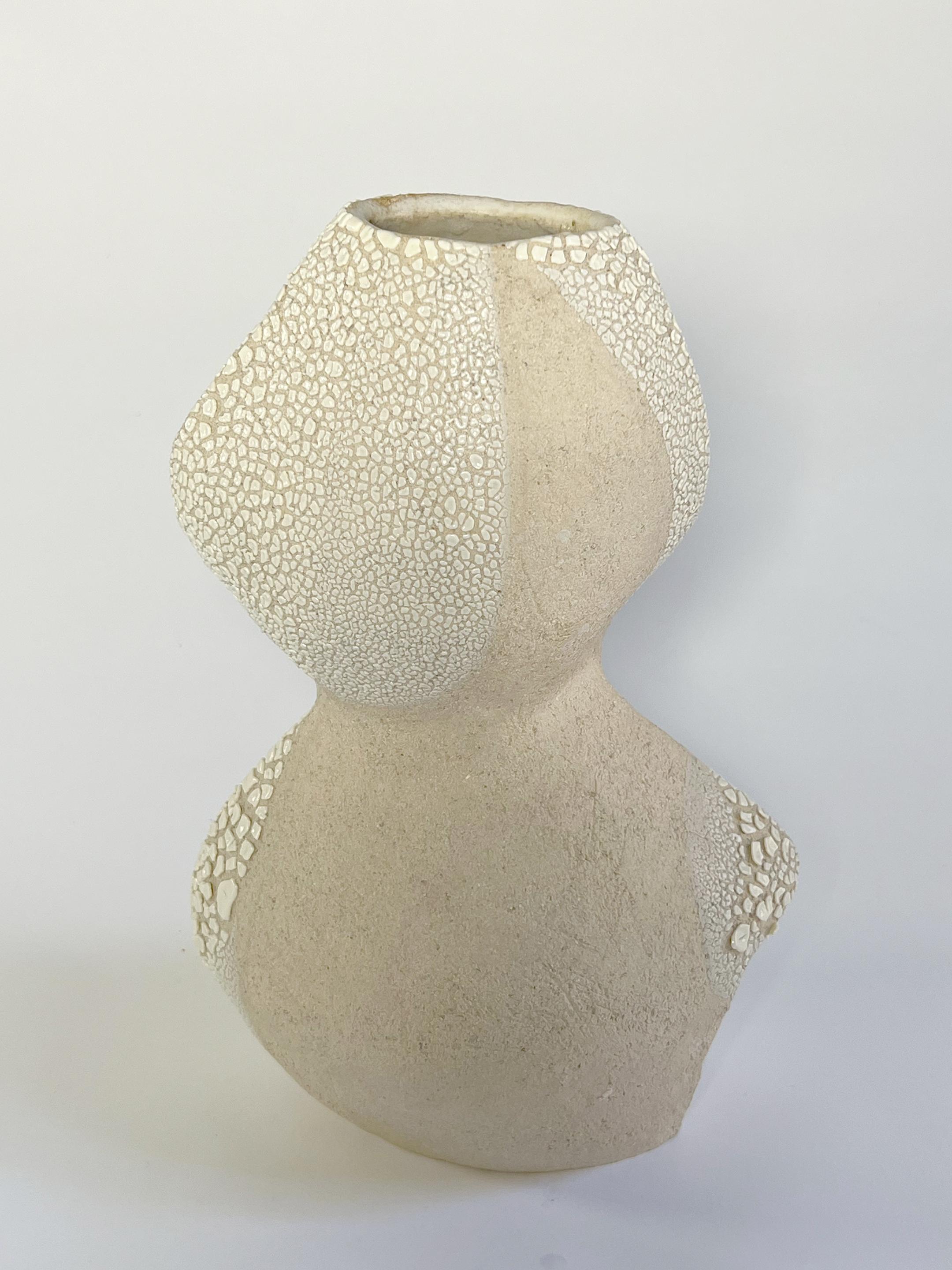 Weißes Keramikgefäß mit Textur Lost Quarry Handgefertigte moderne Vase (Organische Moderne) im Angebot