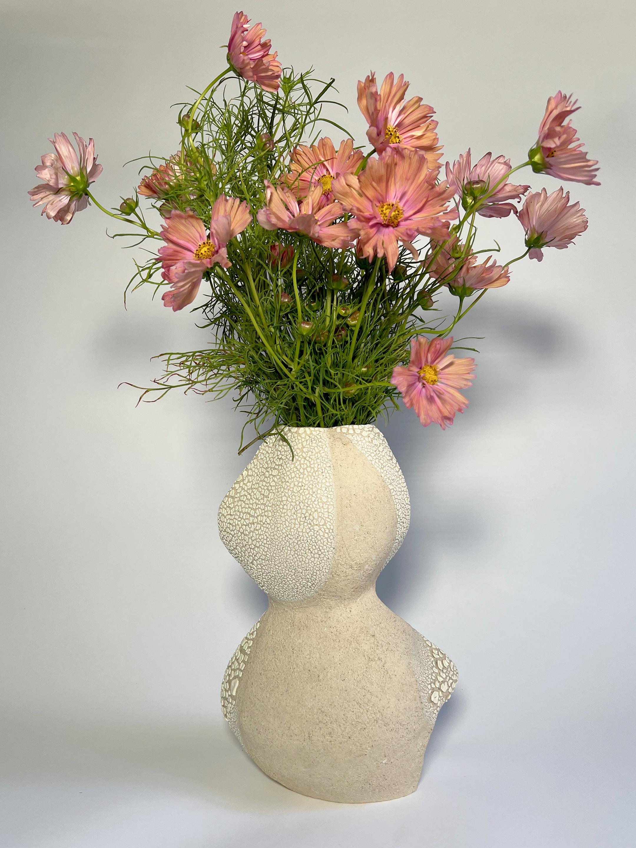 Weißes Keramikgefäß mit Textur Lost Quarry Handgefertigte moderne Vase (amerikanisch) im Angebot