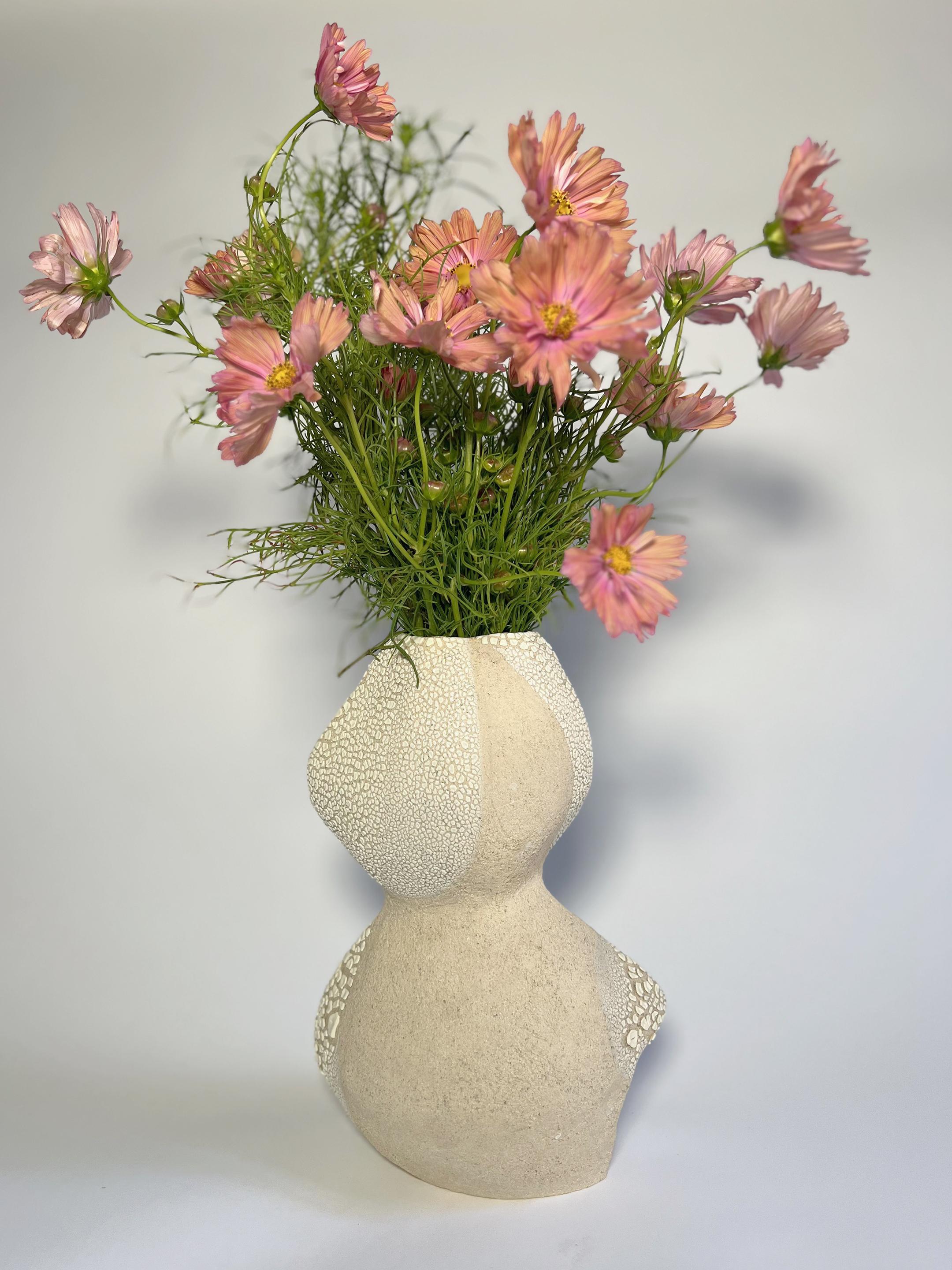 Weißes Keramikgefäß mit Textur Lost Quarry Handgefertigte moderne Vase im Zustand „Neu“ im Angebot in Brooklyn, NY
