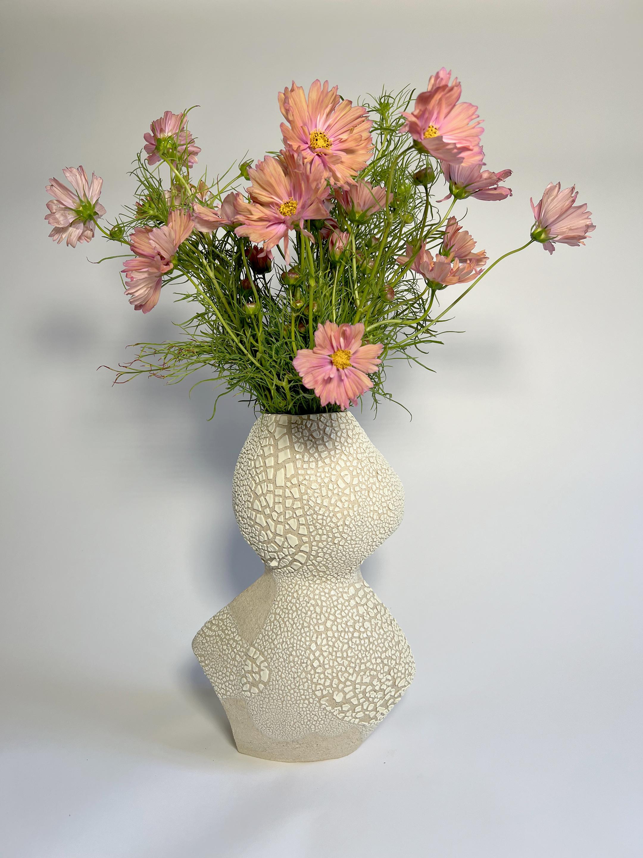 Weißes Keramikgefäß mit Textur Lost Quarry Handgefertigte moderne Vase (21. Jahrhundert und zeitgenössisch) im Angebot