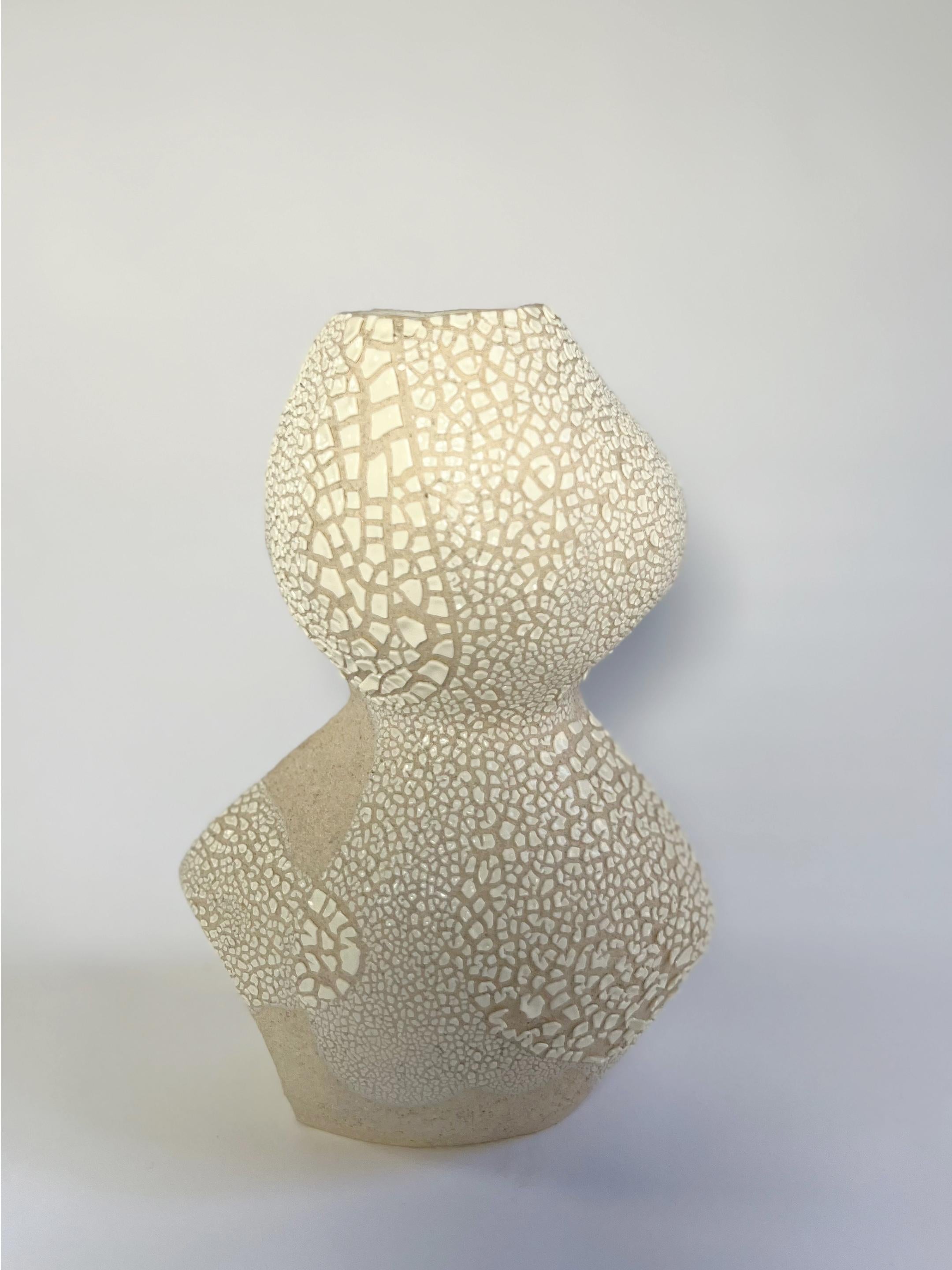 Weißes Keramikgefäß mit Textur Lost Quarry Handgefertigte moderne Vase im Angebot 1