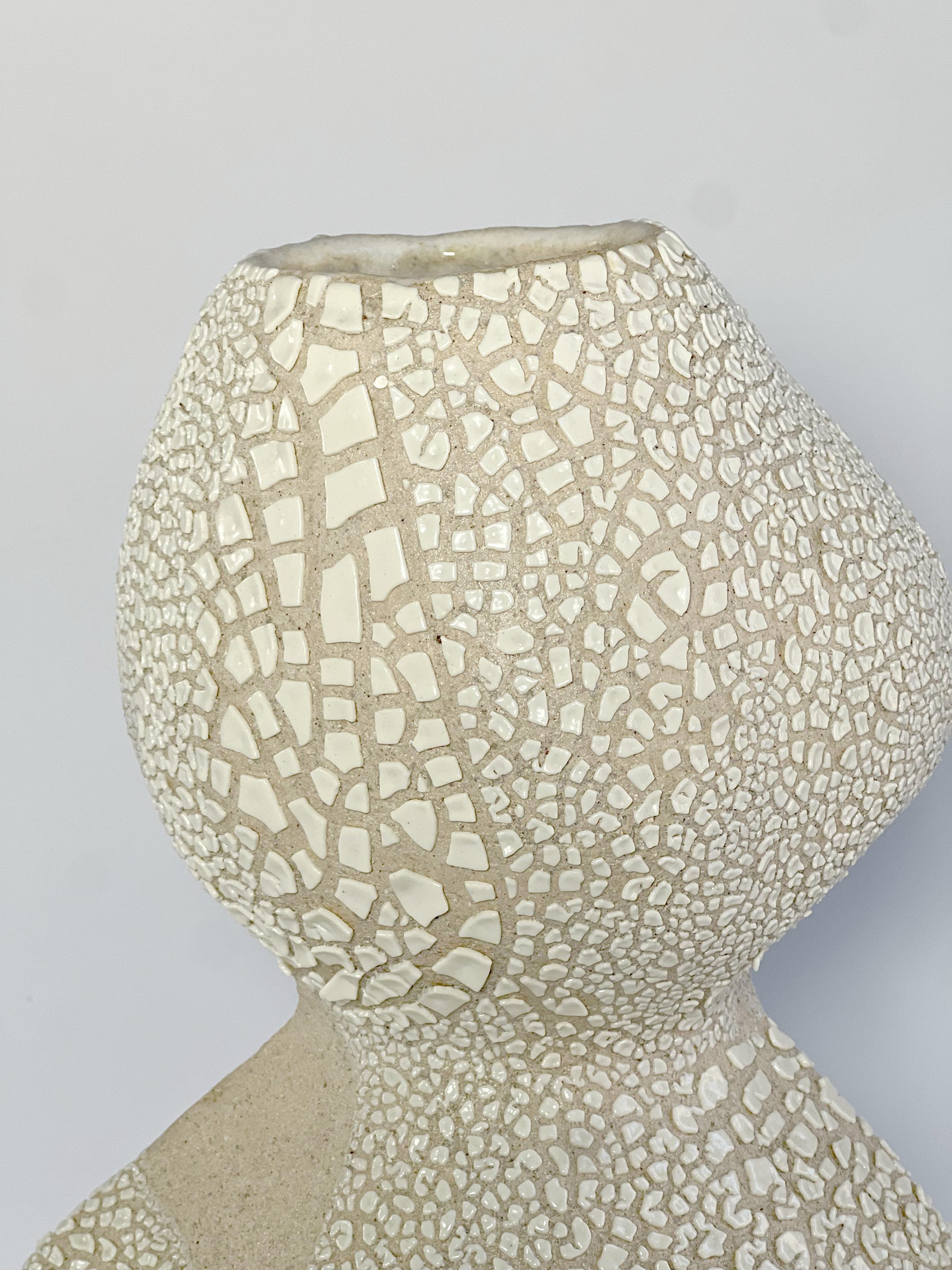Weißes Keramikgefäß mit Textur Lost Quarry Handgefertigte moderne Vase im Angebot 2