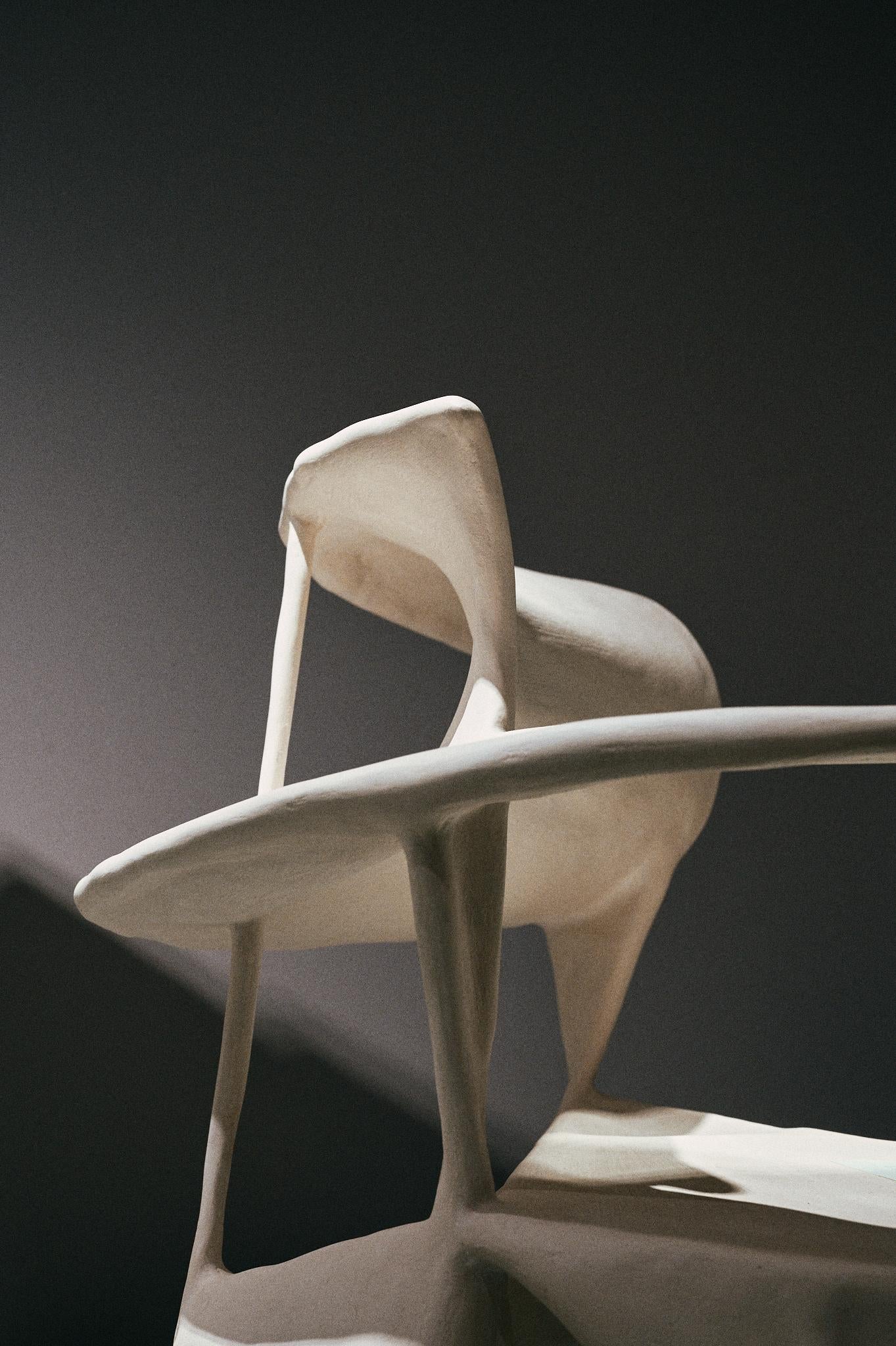 Silla escultórica curvada de diseño contemporáneo y textura blanca de Jordan van der Ven Cemento en venta