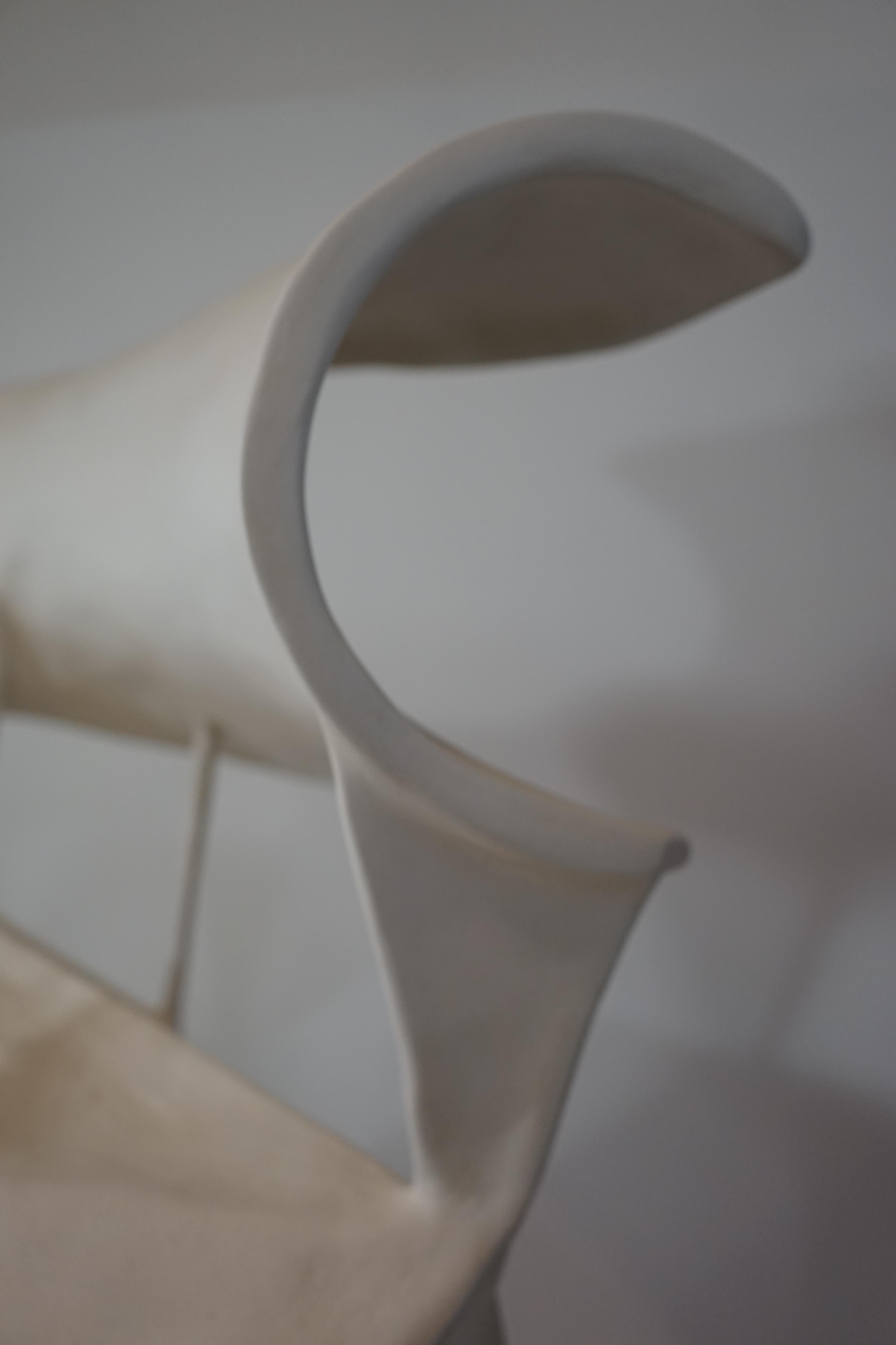 Silla escultórica curvada de diseño contemporáneo y textura blanca de Jordan van der Ven en venta 1