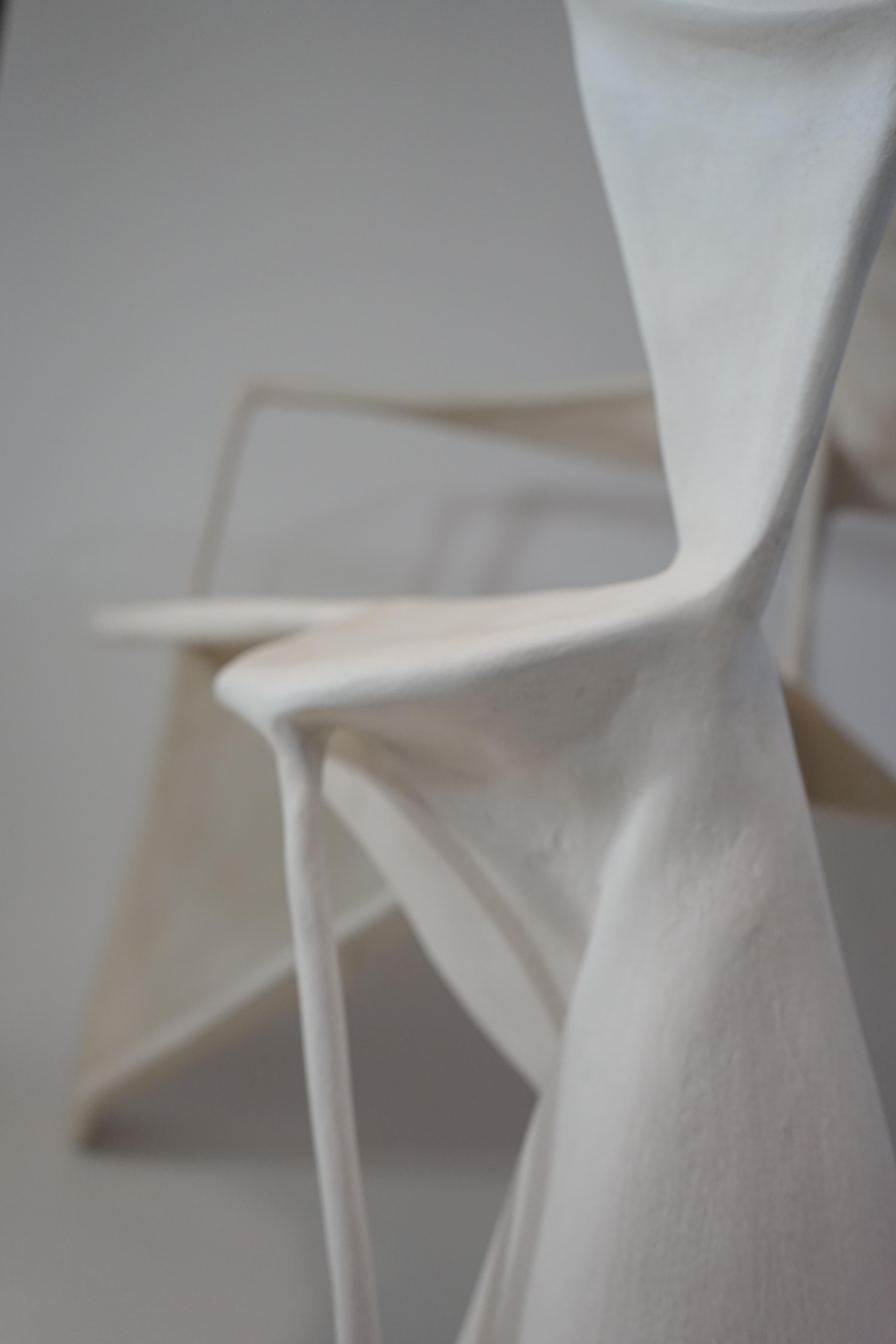 Silla escultórica curvada de diseño contemporáneo y textura blanca de Jordan van der Ven en venta 2