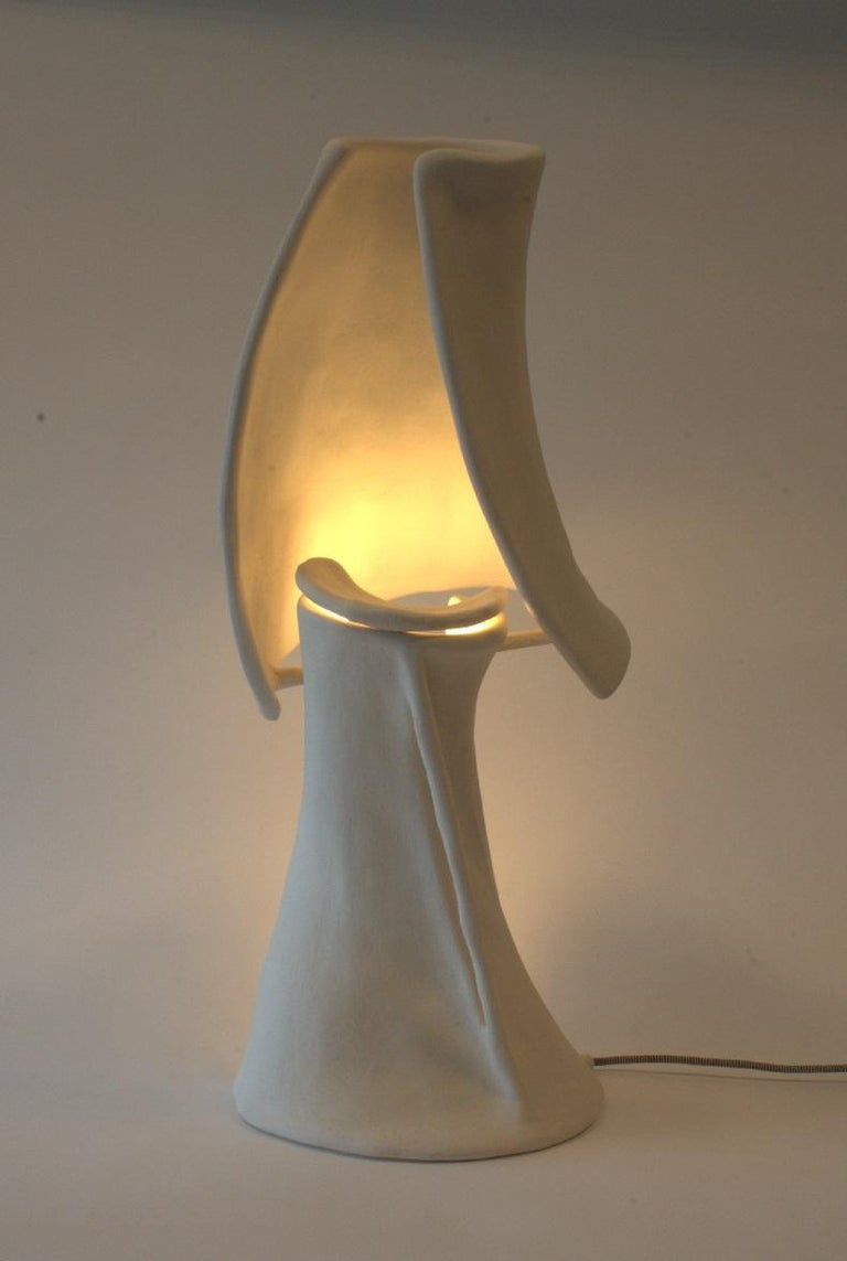 White Textured Curved Sculptures Table Lamp by Jordan van der Ven For Sale  at 1stDibs