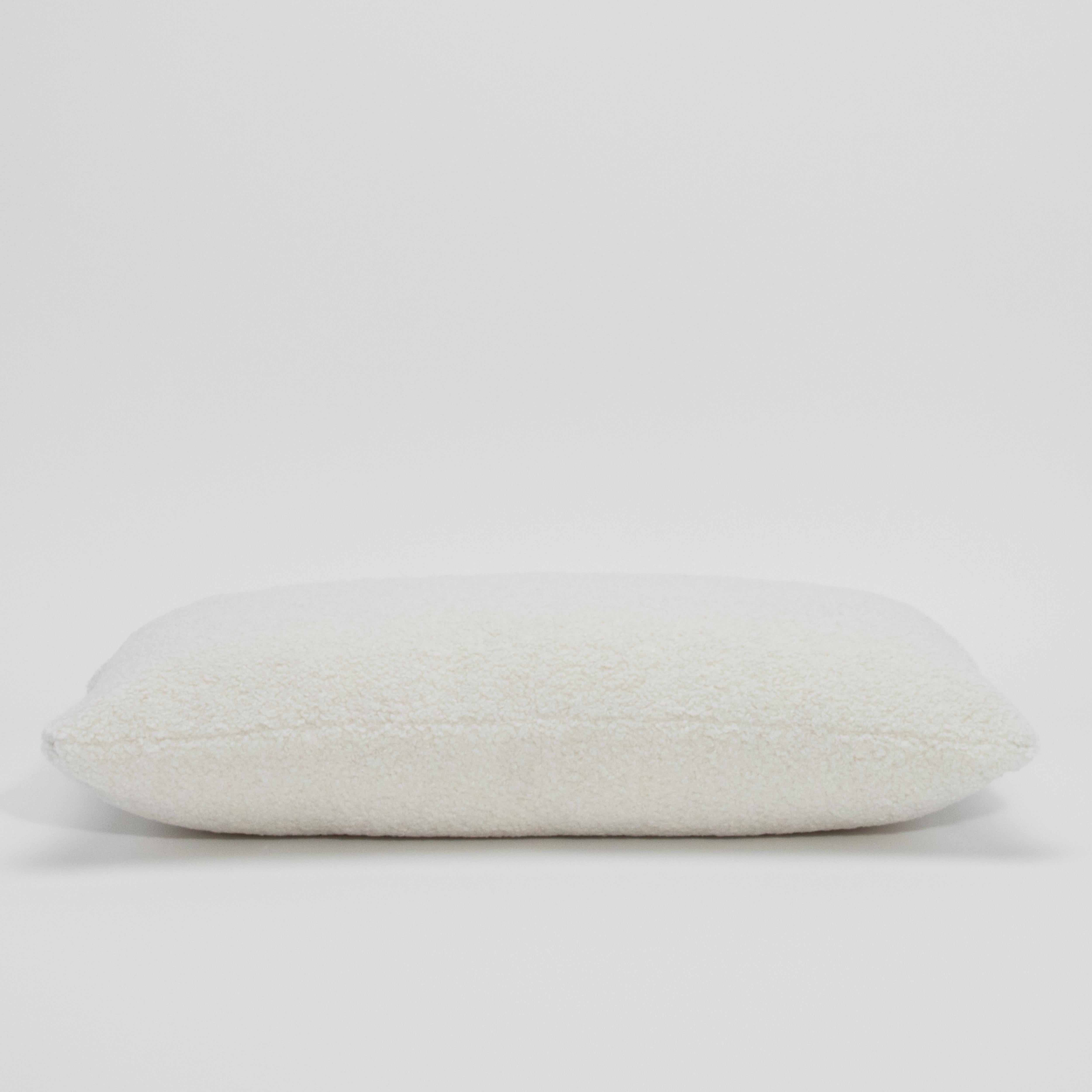 Aggiungi un tocco di accogliente eleganza al tuo spazio con questo cuscino a forma di rene, realizzato in morbido tessuto bouclé. La silhouette allungata offre comfort e raffinatezza, rendendola perfetta per divani, poltrone o letti. Avvolto in una