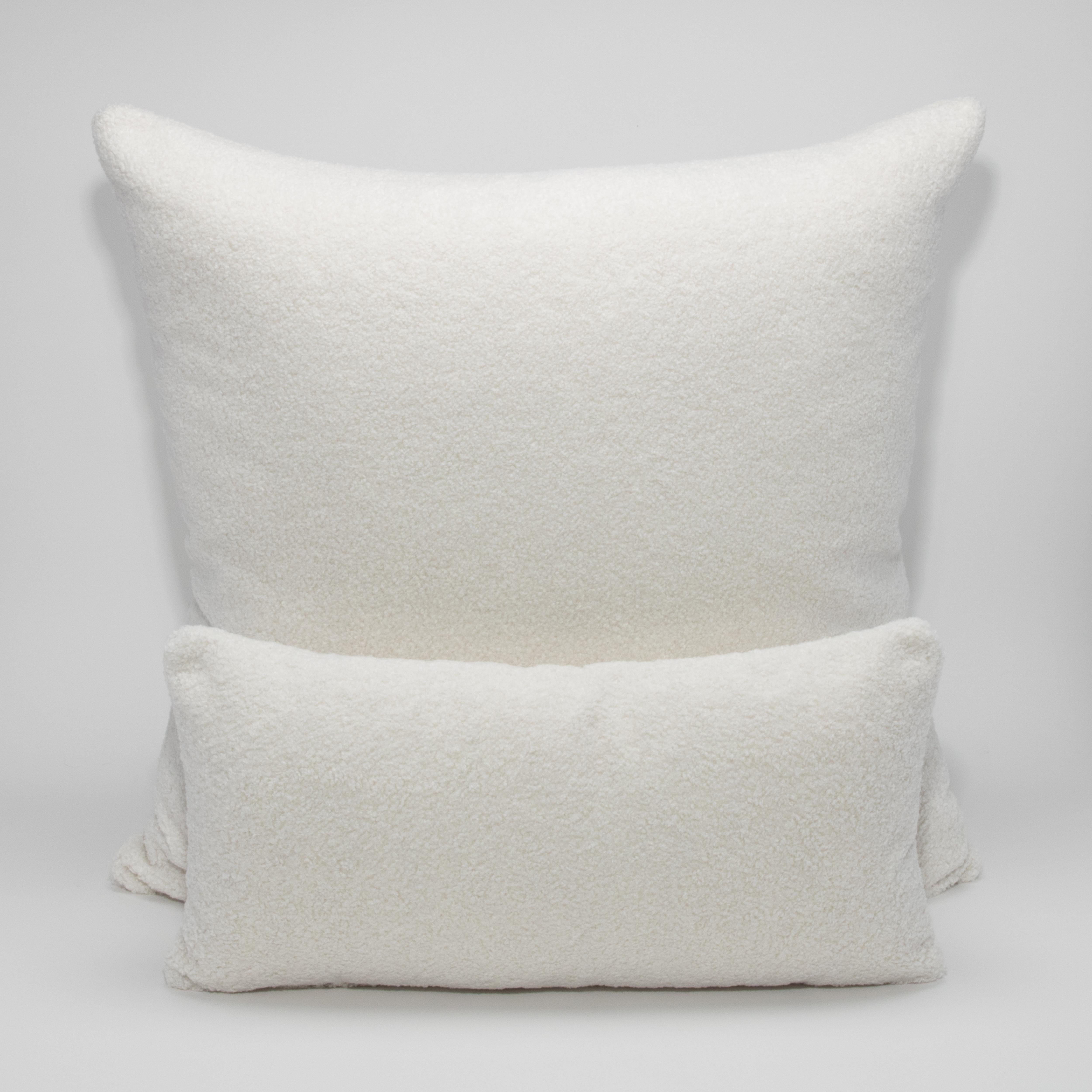 Moderno Cuscino a forma di rene con texture bianca di MOGUL in vendita