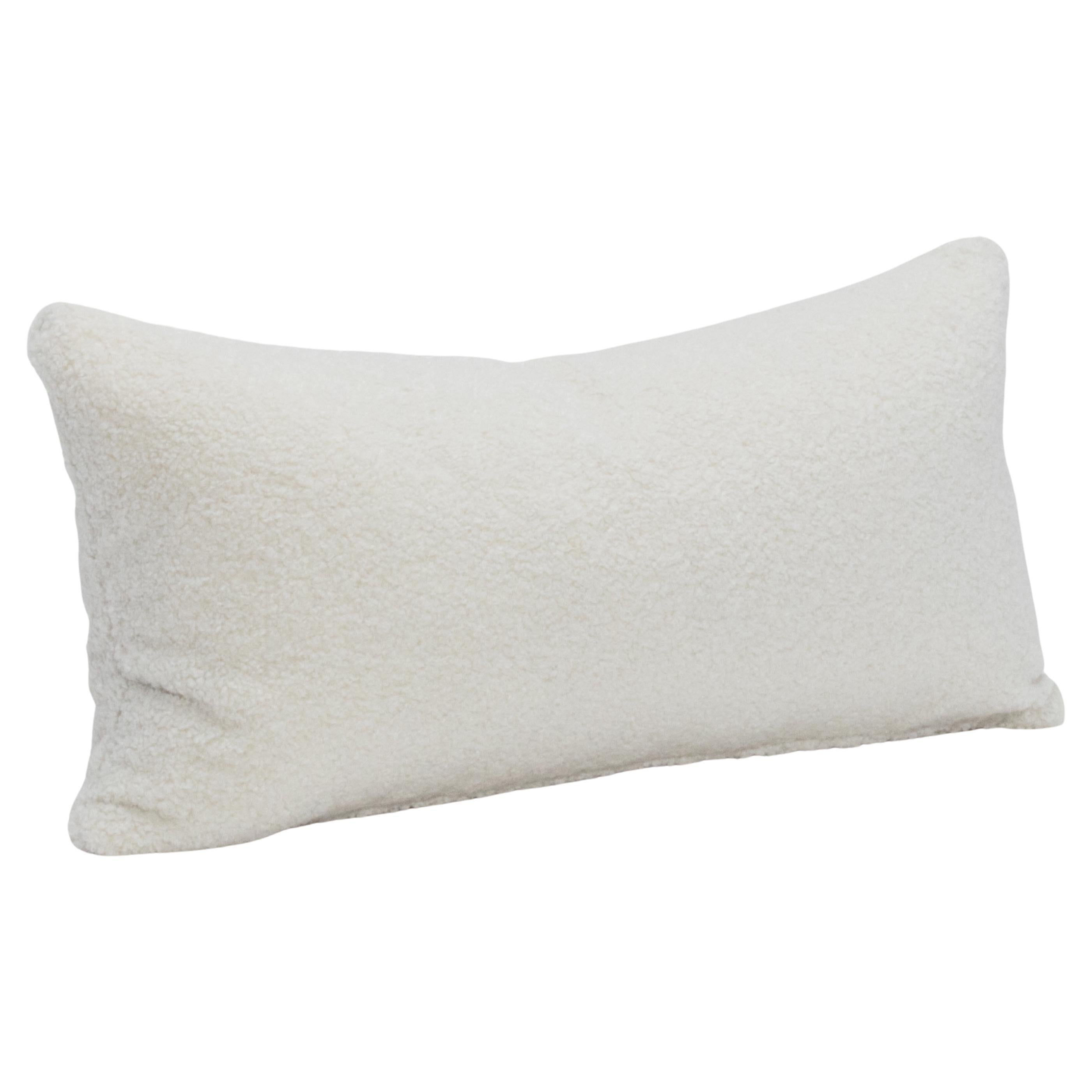 Cuscino a forma di rene con texture bianca di MOGUL