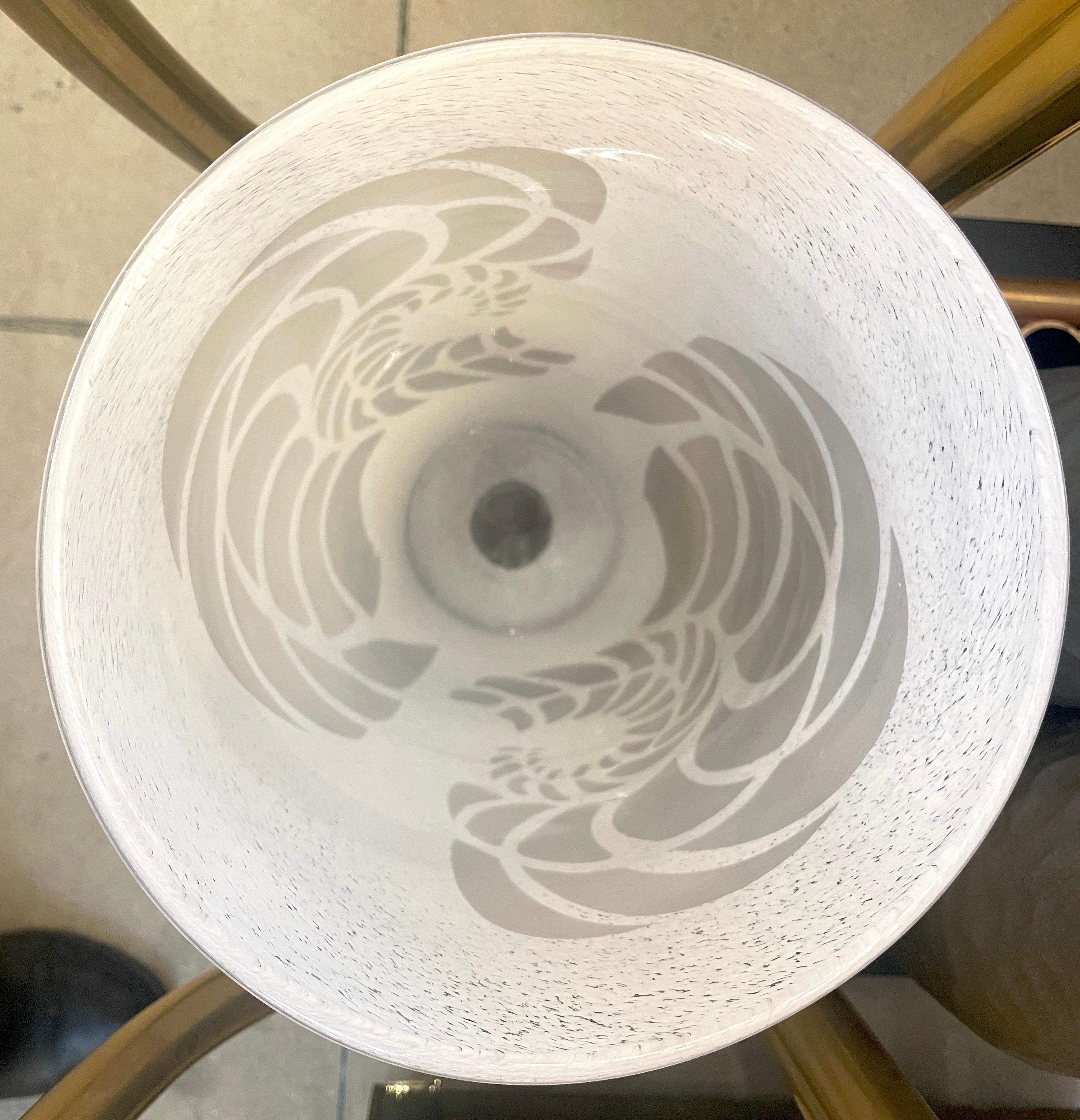 Vaso in vetro di Murano bianco con decorazioni di felci in vendita 4