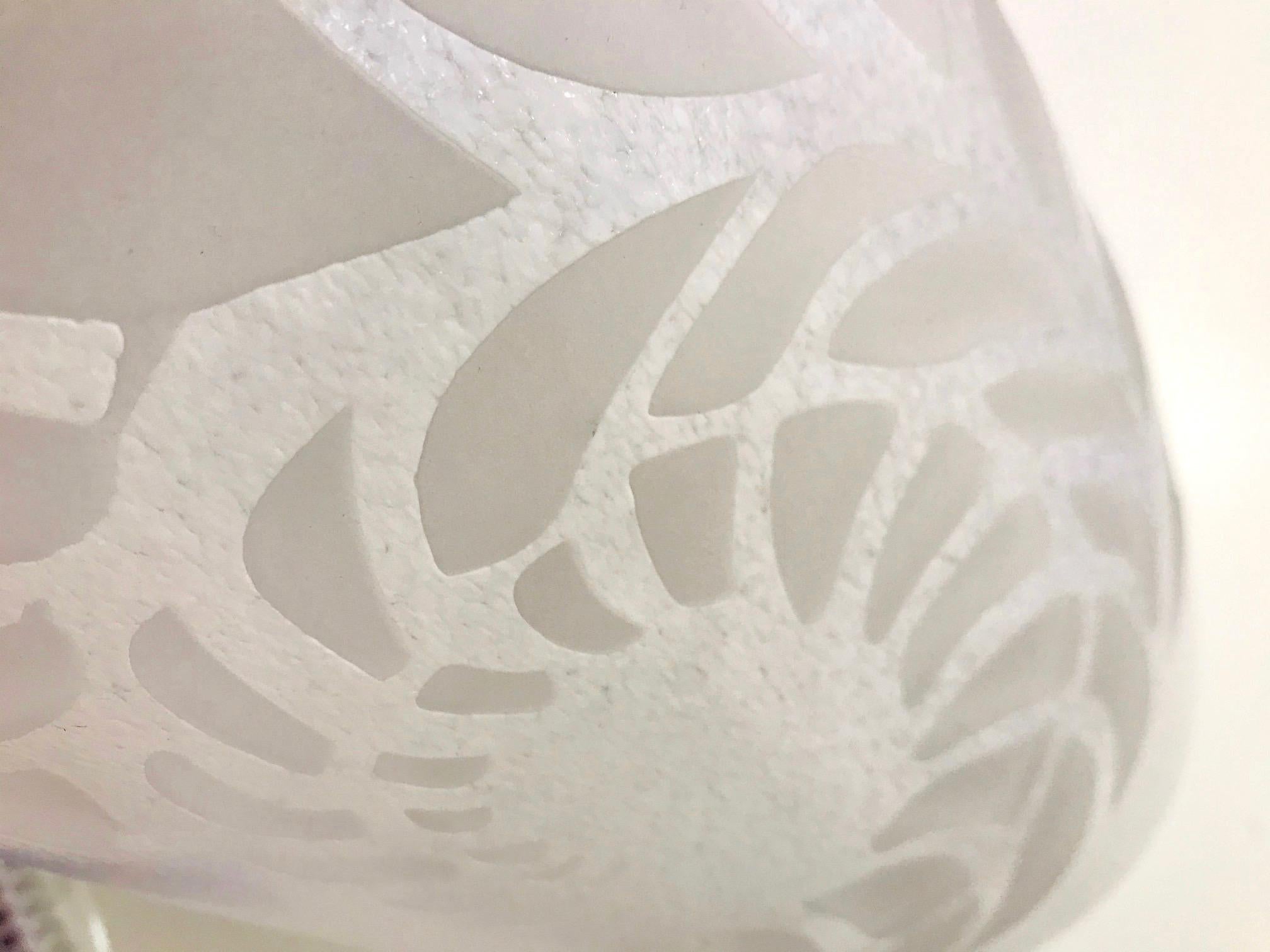 Vase aus mundgeblasenem Murano-Glas, Ende des 20. Jahrhunderts, klares Glas mit weißer Struktur überfangen, um das klare Dekor aus stilisierten Farnen hervorzuheben. 
Unklare Unterschrift.
 