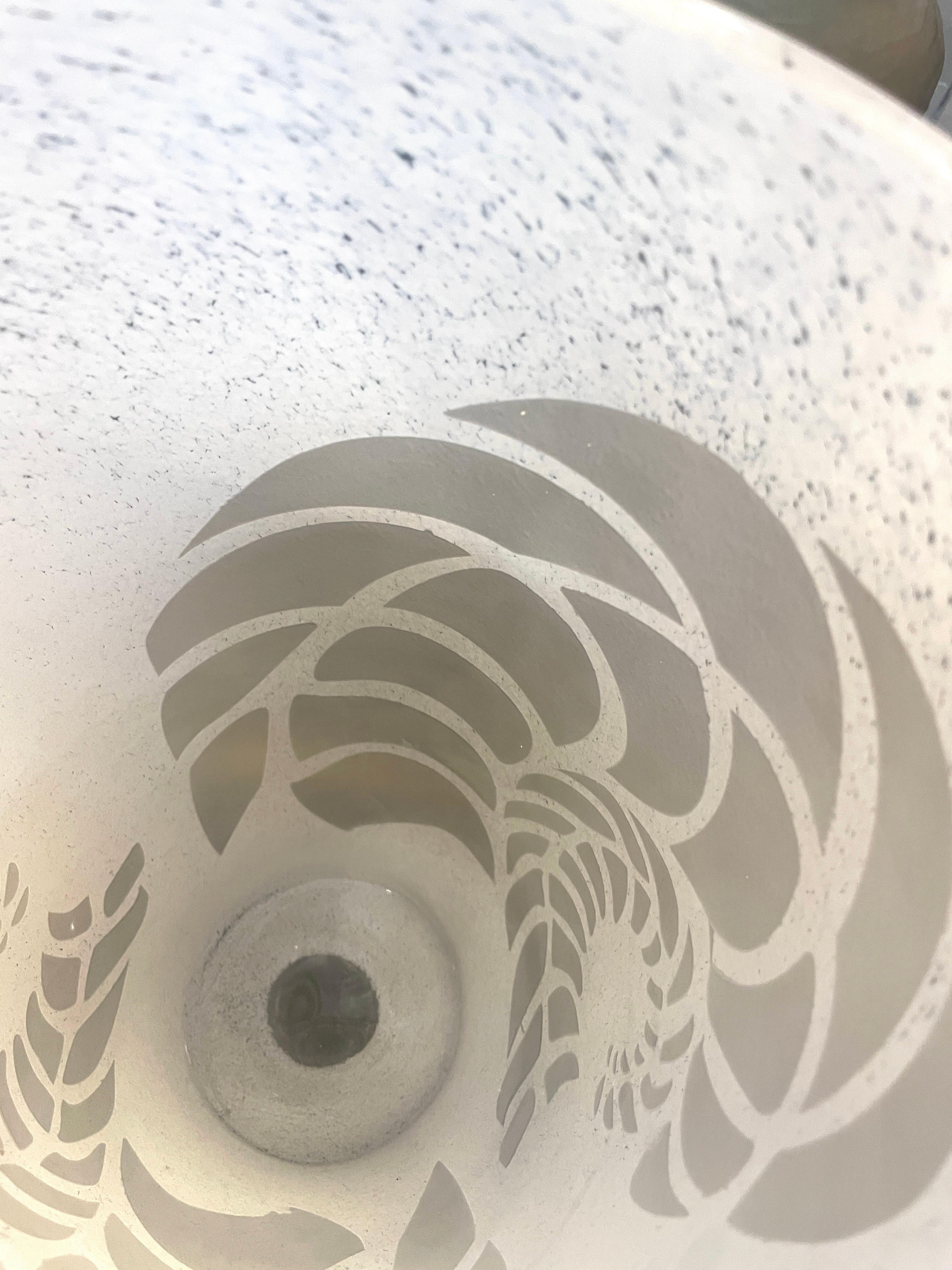 Vaso in vetro di Murano bianco con decorazioni di felci in vendita 2