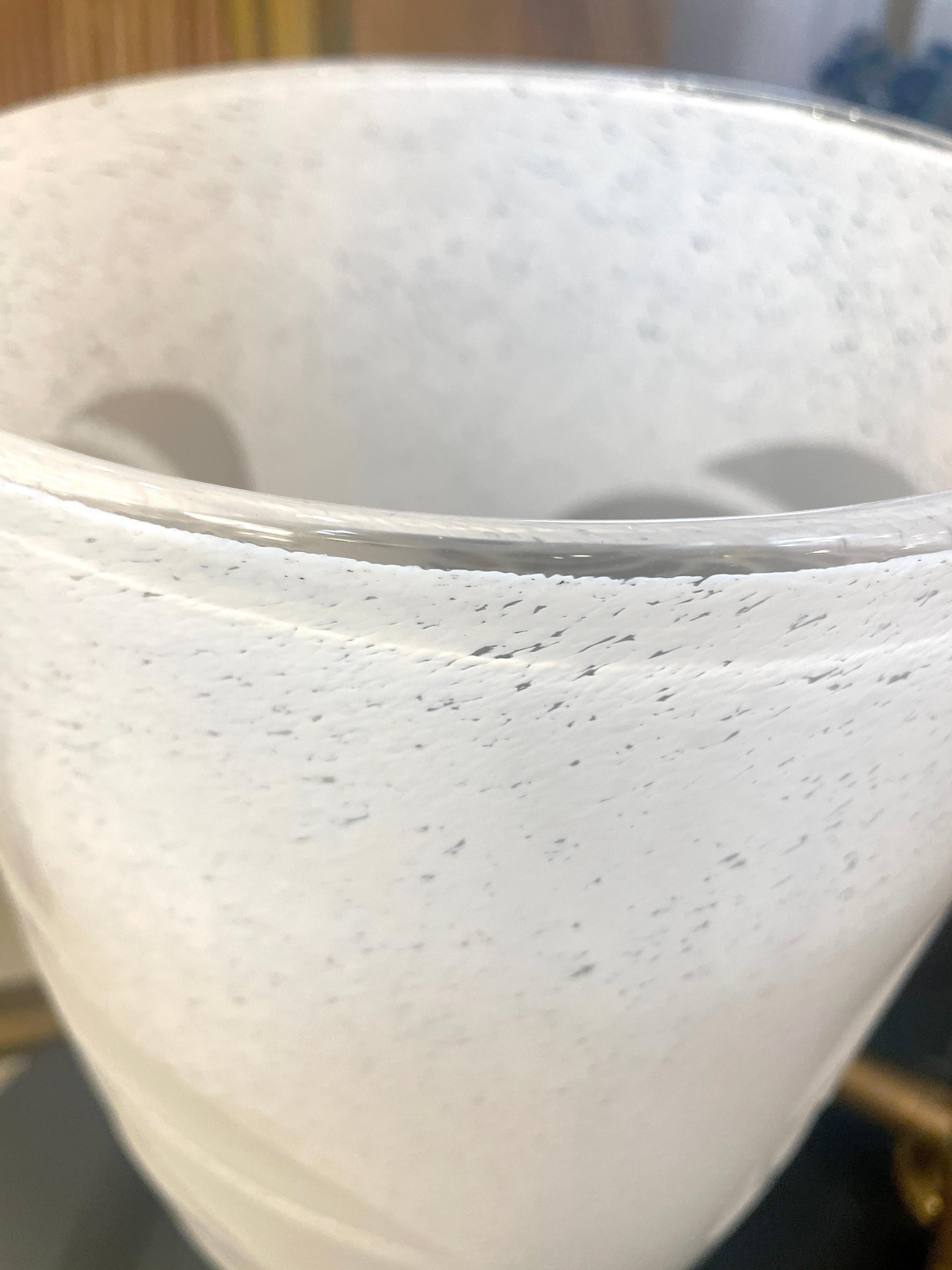 Vaso in vetro di Murano bianco con decorazioni di felci in vendita 3