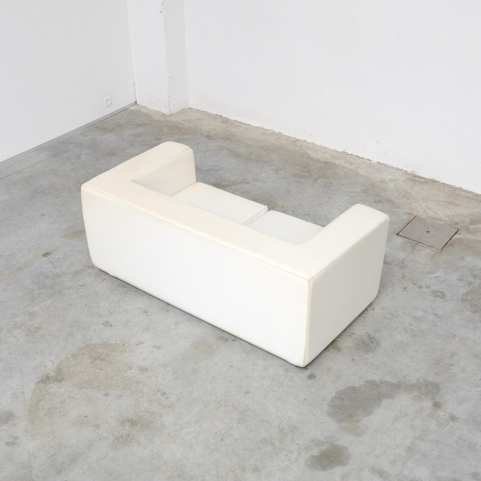 The Throw-Away sofa was designed by Willie Landels for Zanotta in 1965. Throw-Away is the first sofa completely made from expanded polyurethane, structureless and industrially made. This white vinyl 2-seater Throw-Away is an early production of the