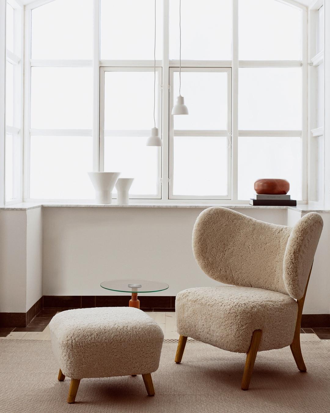 Tumbona Tmbo blanca en roble y tapicería de piel de oveja Moonlight de Mazo Design en Nuevo estado para la venta en Geneve, CH