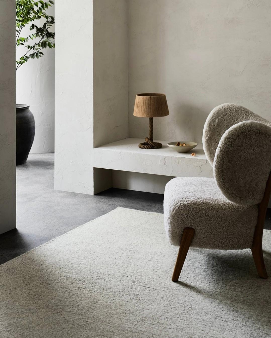 Tumbona Tmbo blanca en roble y tapicería de piel de oveja Moonlight de Mazo Design Piel de carnero en venta