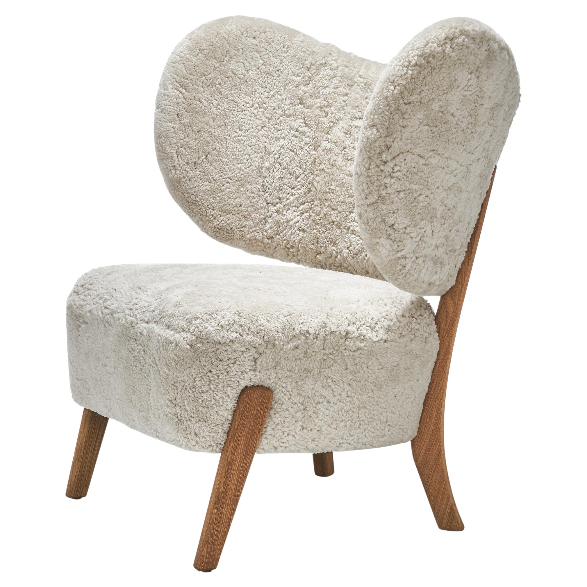 Weißer Tmbo-Loungesessel aus Eiche und Moonlight-Polsterung aus Schafsfell von Mazo Design im Angebot