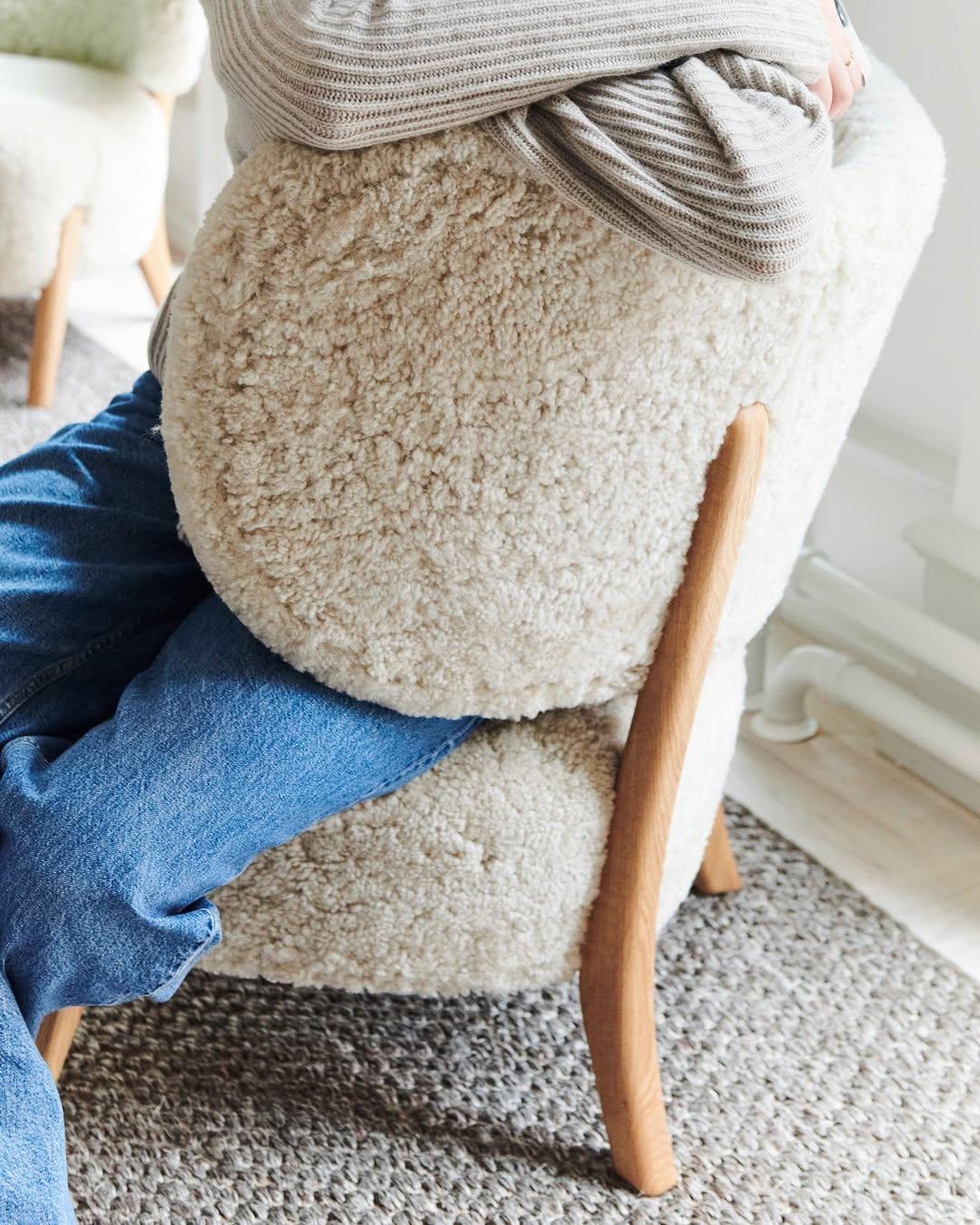 XXIe siècle et contemporain Ensemble chaise longue et pouf TMBO en chêne et peau de mouton Moonlight par Mazo Design en vente