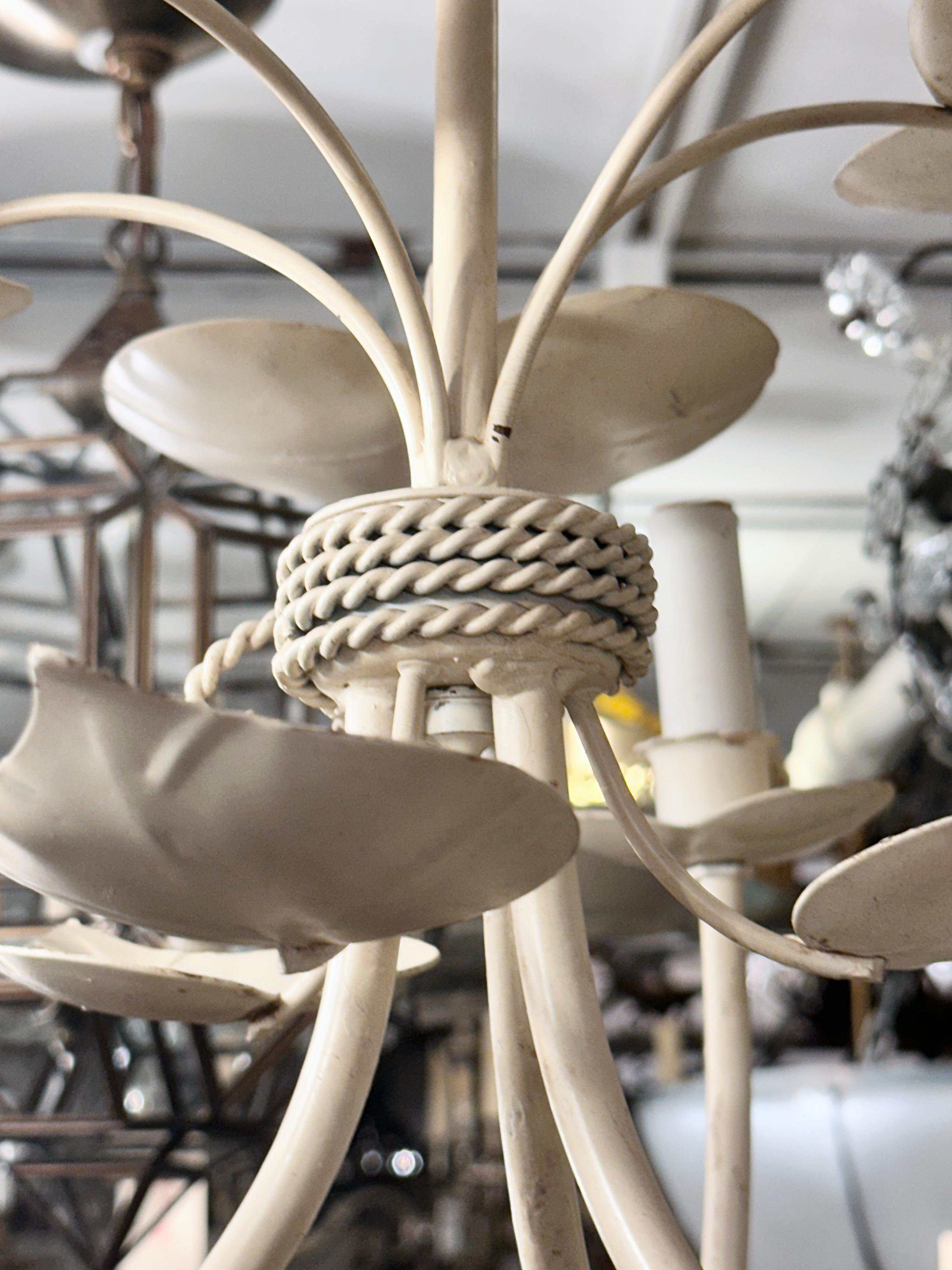 Lampadario con fogliame in tiglio bianco In condizioni buone in vendita a New York, NY