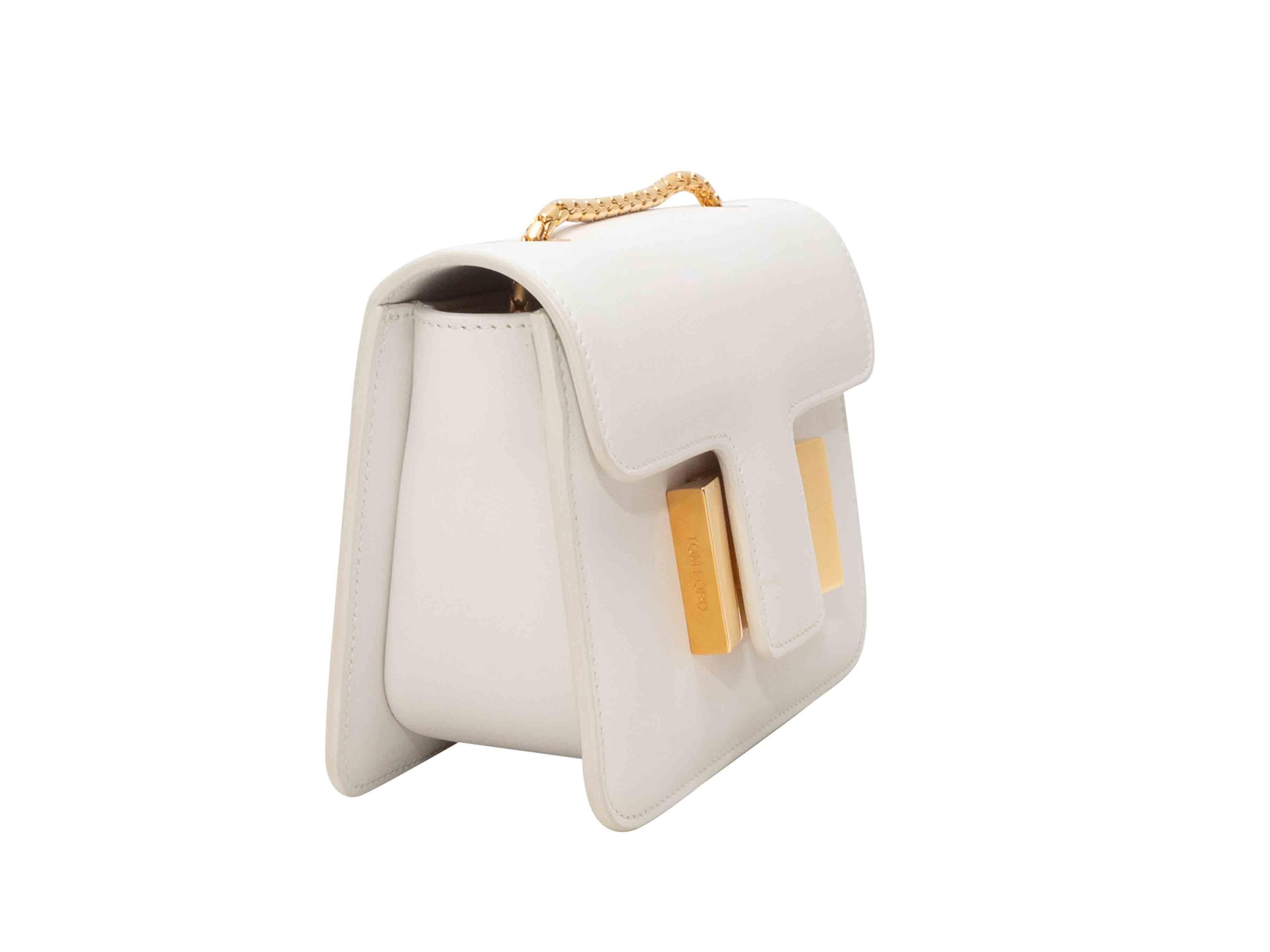 Weiße Tom Ford Sienna Umhängetasche. Die Sienna Umhängetasche hat einen Körper aus Leder, goldfarbene Beschläge, einen Schulterriemen aus Kettengliedern und einen Klappverschluss vorne. 7