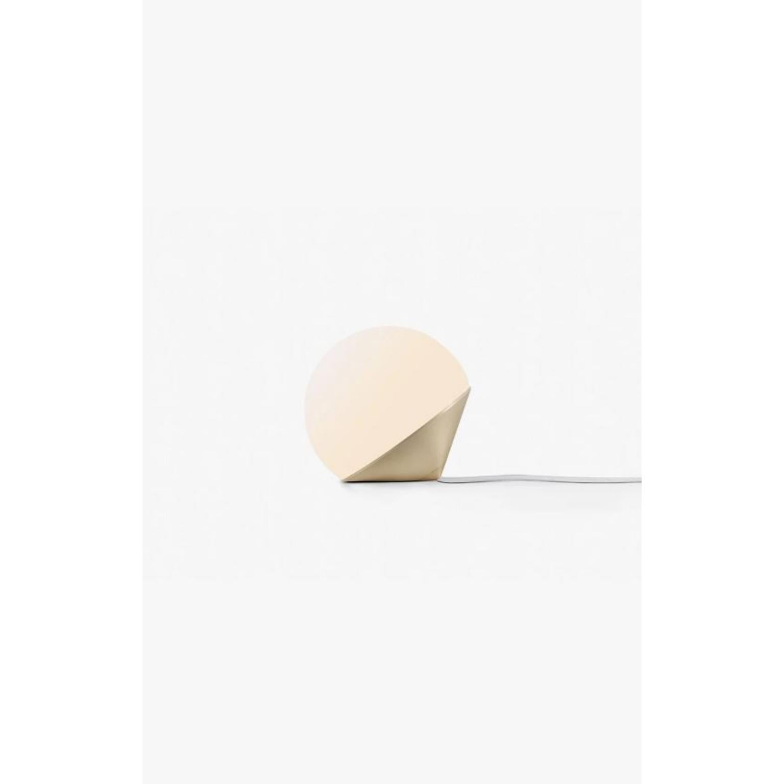 Lampada a sospensione Whiting Tombo di WENTZ
Dimensioni: D. 15 x L. 15 x H. 15 cm
Materiali: Alluminio/acciaio inox/ottone, vetro soffiato


PESO: 0,8kg / 1,8 lbs
Colori: Nero, Bianco, Acciaio inossidabile spazzolato, Ottone spazzolato
FONTE DI
