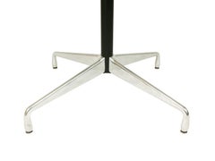 Tavolo da pranzo con piano bianco e base in alluminio di Charles and Ray Eames per ICF De Padova