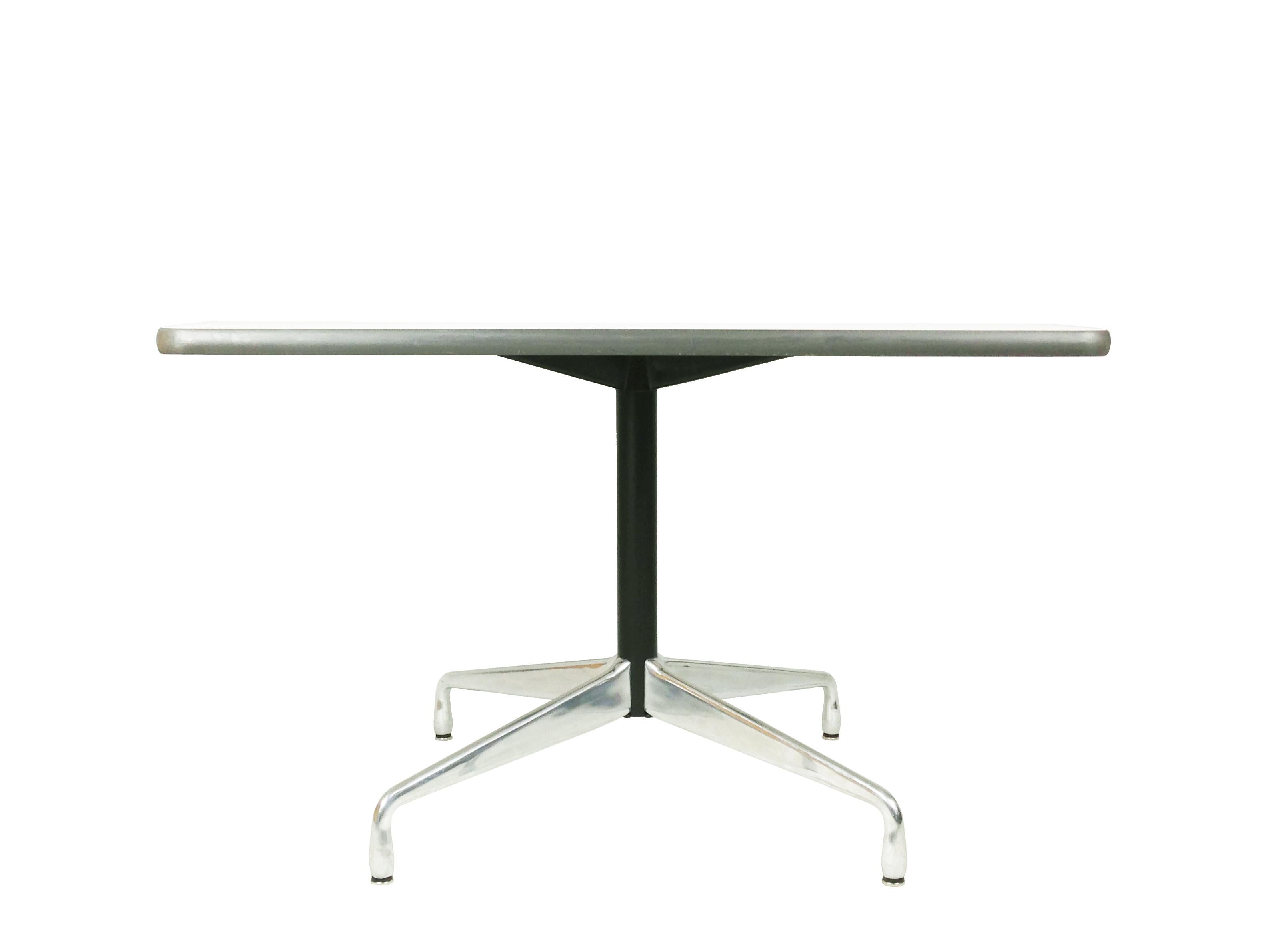Table de salle à manger à plateau blanc et base en aluminium par Charles & Ray Eames pour ICF De Padova Bon état à Varese, Lombardia