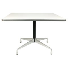 Mesa de comedor con tablero blanco y base de aluminio de Charles & Ray Eames para ICF De Padova
