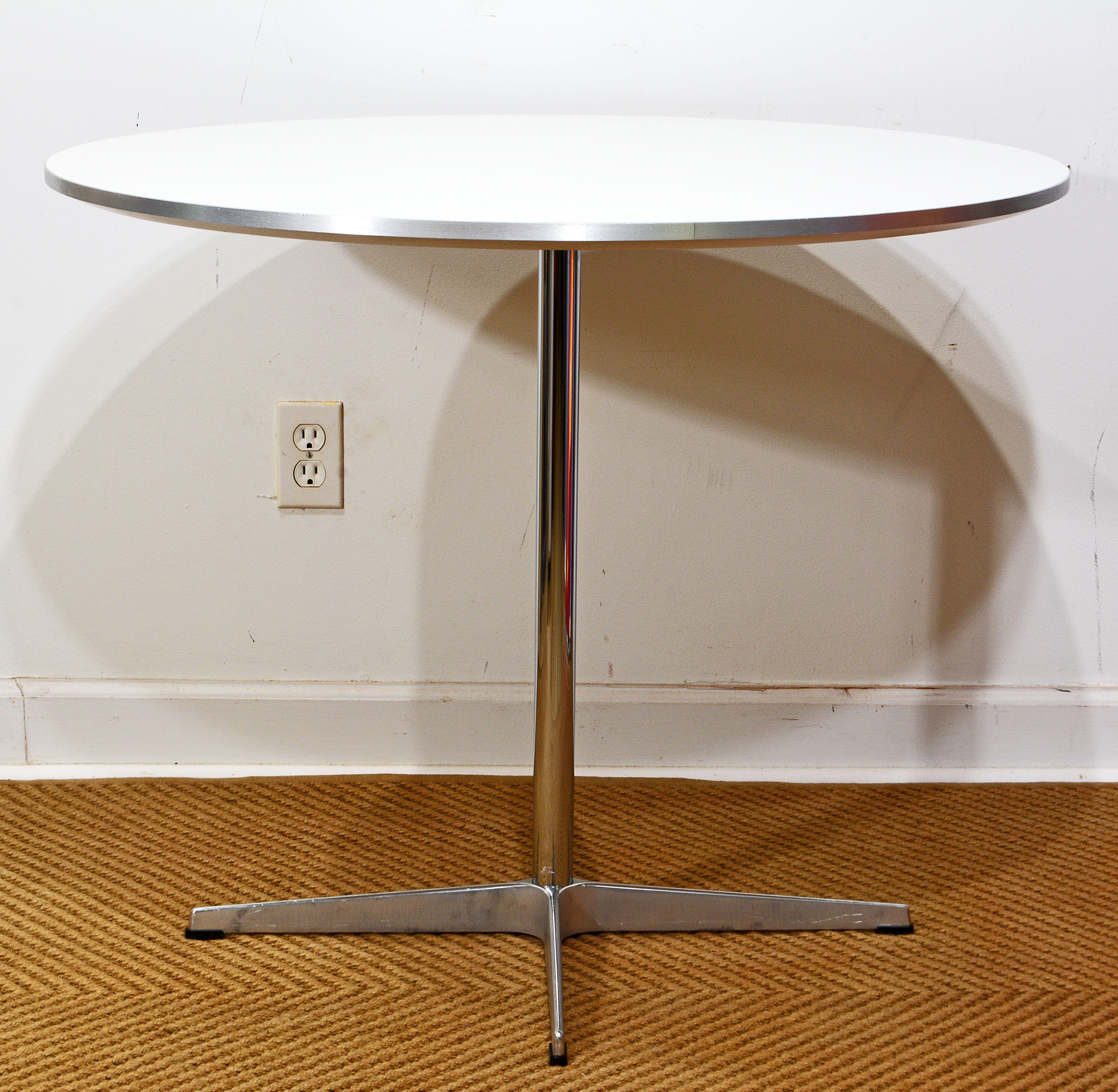 Cafe-Tisch mit weißer Platte von Arne Jacobsen für Fritz Hansen Copenhagen, bester Zustand (Gebürstet) im Angebot
